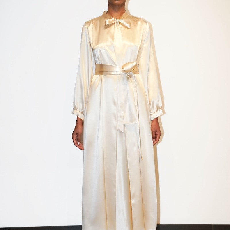 İpek Kıramer-Romance Silk Robe Beige-Sabahlık-2-Milagron.com