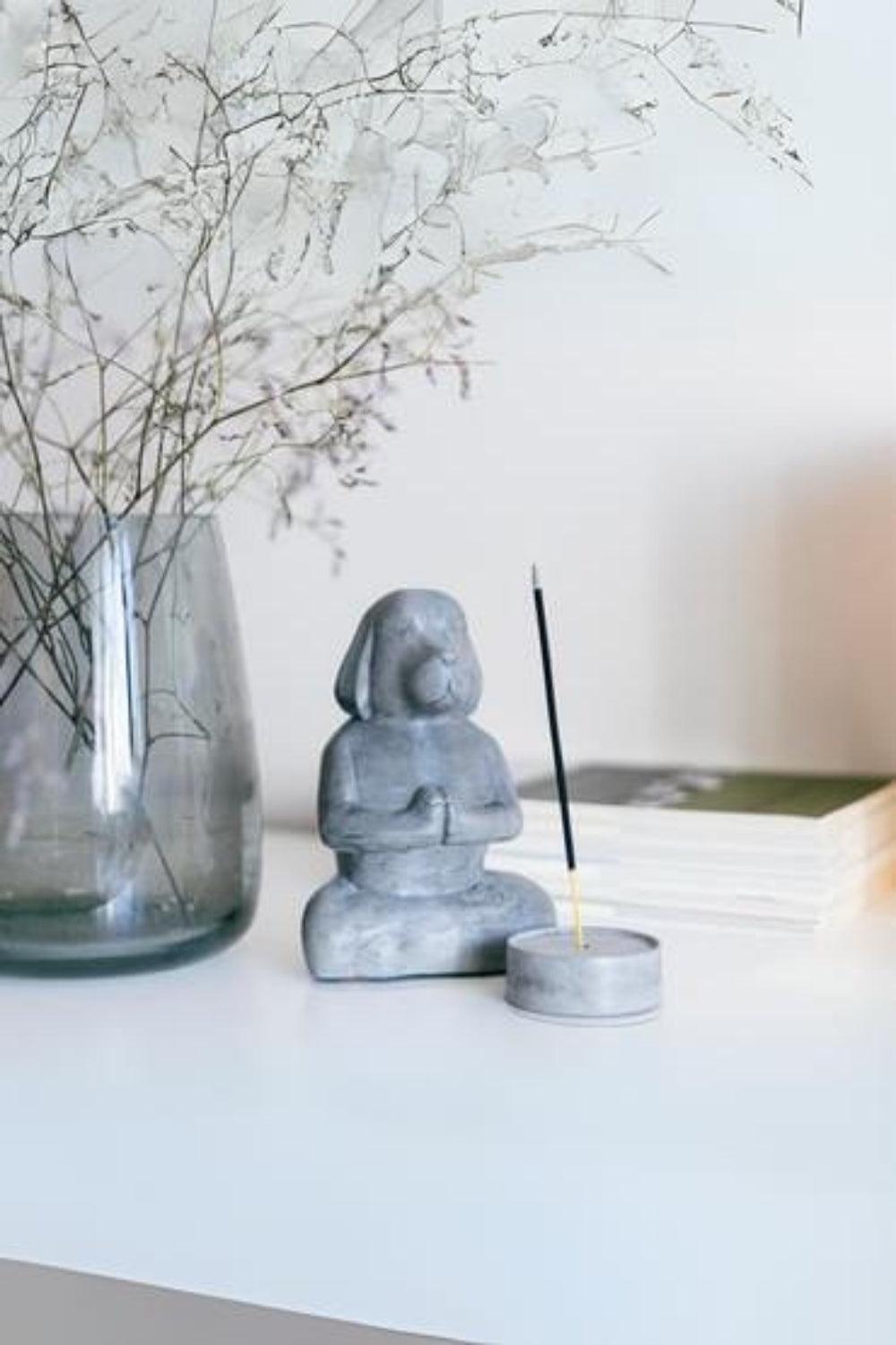 Jomo Tasarım-Beton Meditasyon Köpek-Tütsülük-Tütsülük-2-Milagron.com