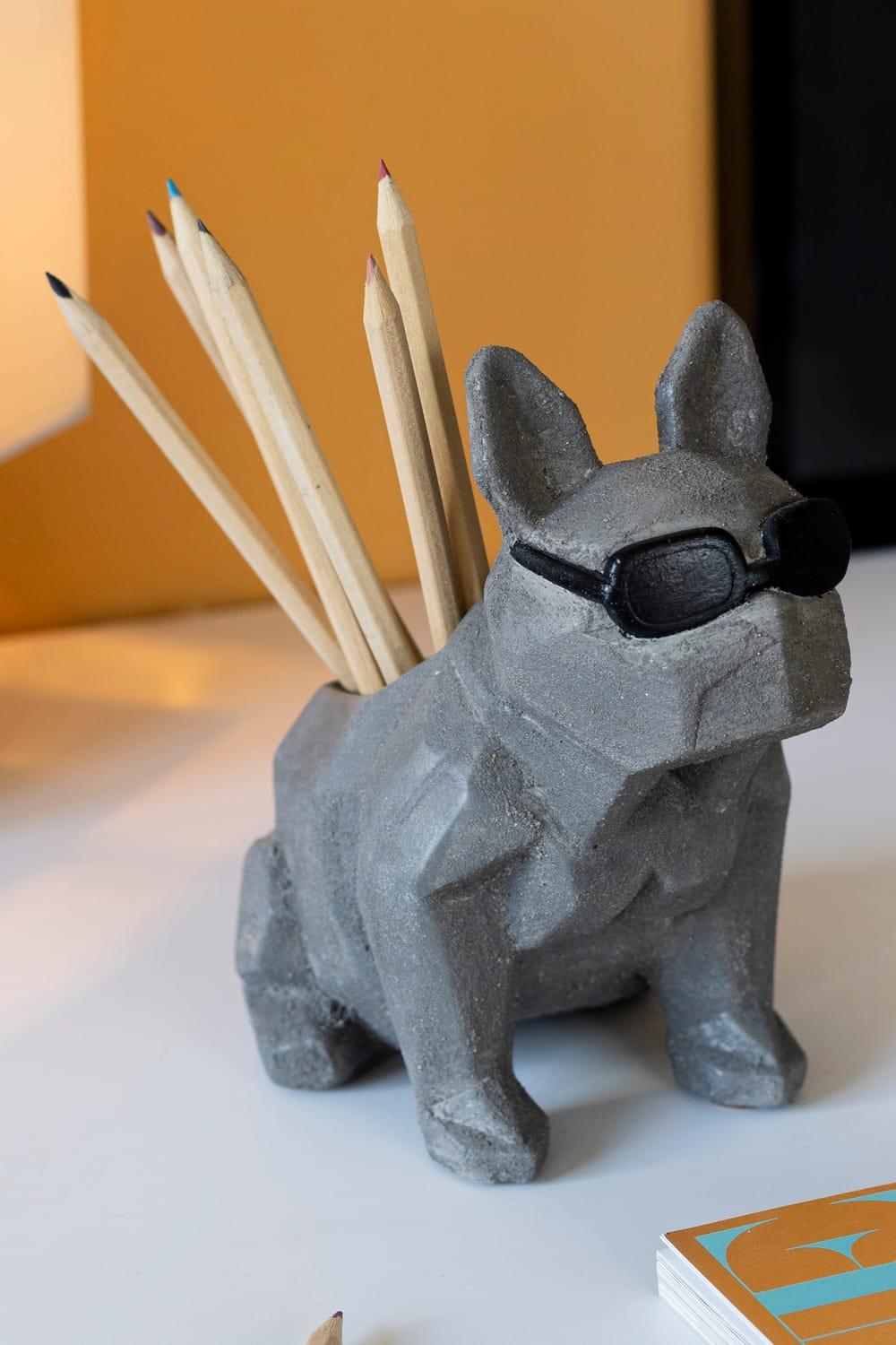 Jomo Tasarım-Beton Siyah Gözlüklü Köpek Kalemlik-Biblo-2-Milagron.com