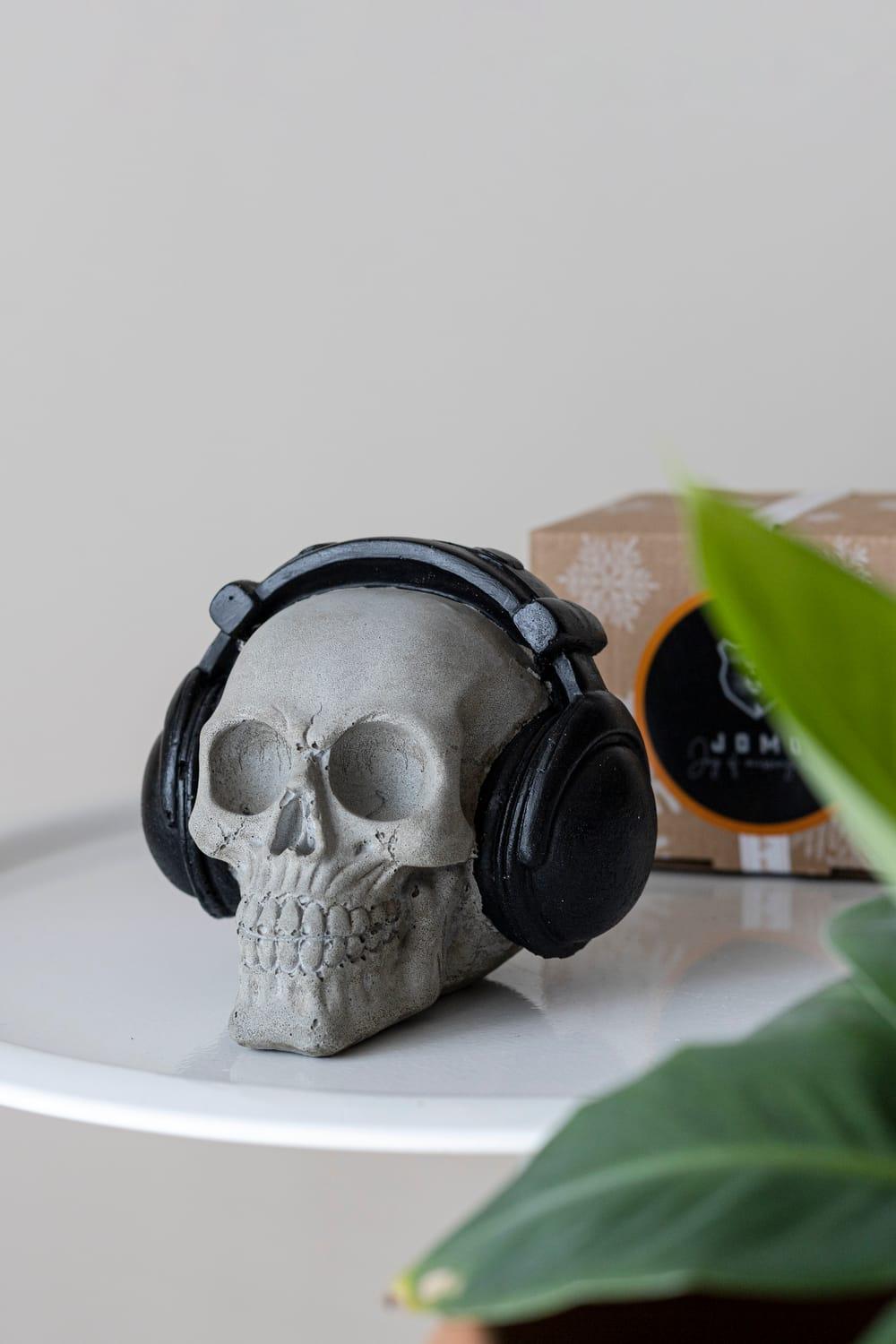 Jomo Tasarım-Beton Siyah Kulaklıklı Kurukafa-Biblo-1-Milagron.com