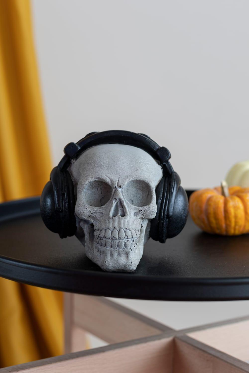 Jomo Tasarım-Beton Siyah Kulaklıklı Kurukafa-Biblo-2-Milagron.com