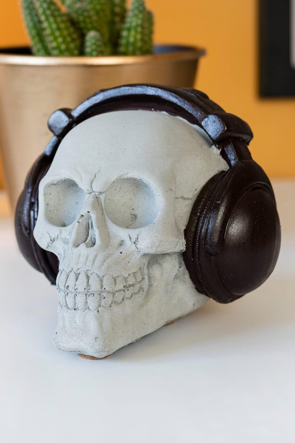 Jomo Tasarım-Beton Siyah Kulaklıklı Kurukafa-Biblo-3-Milagron.com