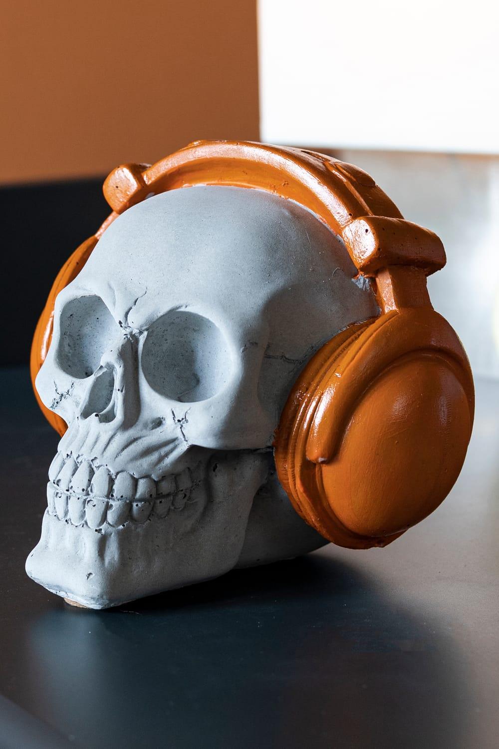 Jomo Tasarım-Beton Turuncu Kulaklıklı Kurukafa-Biblo-1-Milagron.com