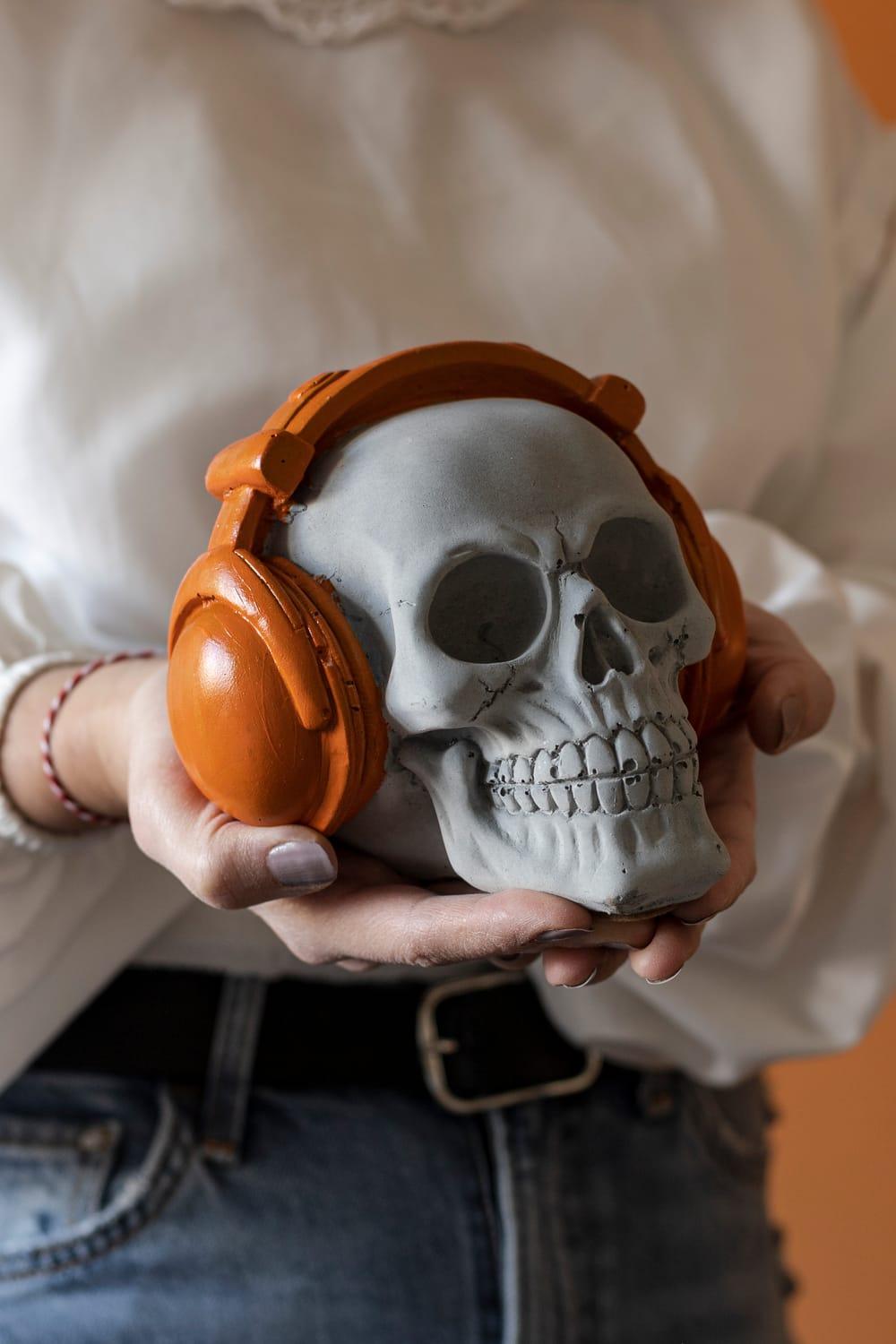 Jomo Tasarım-Beton Turuncu Kulaklıklı Kurukafa-Biblo-2-Milagron.com