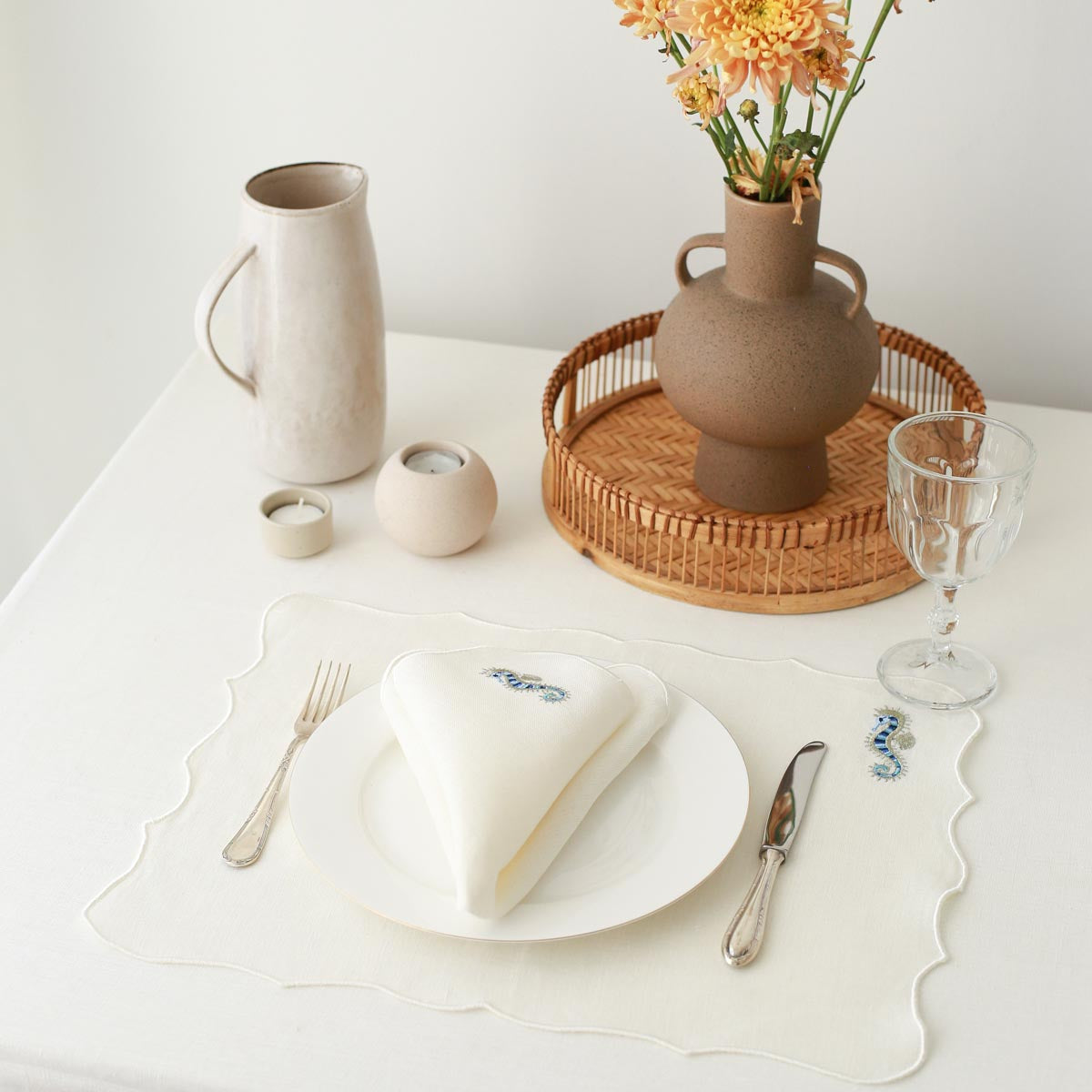 KM Home Collection-2'li Set Deniz Atı İşlemeli Keten Amerikan Servis-Sunum Aksesuarları-3-Milagron.com