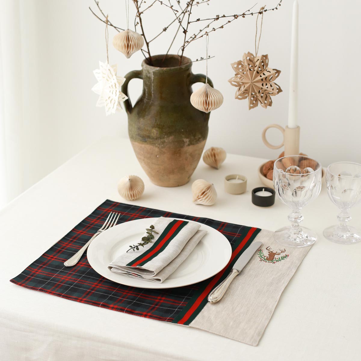 KM Home Collection-2'li Set Ekose Geyik İşlemeli Keten Amerikan Servis-Sunum Aksesuarları-3-Milagron.com