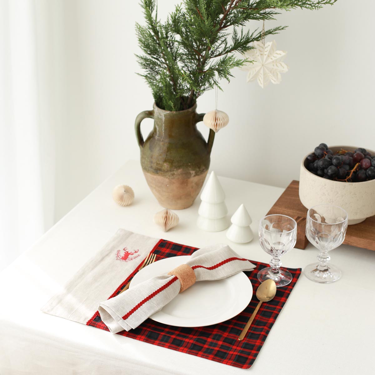 KM Home Collection-2'li Set Kırmızı Geyik İşlemeli Keten Amerikan Servis-Sunum Aksesuarları-2-Milagron.com