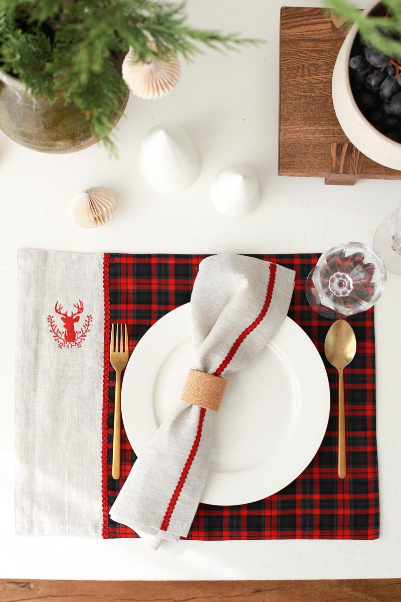 KM Home Collection-2'li Set Kırmızı Geyik İşlemeli Keten Amerikan Servis-Sunum Aksesuarları-3-Milagron.com