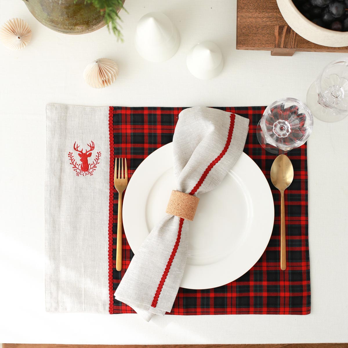 KM Home Collection-2'li Set Kırmızı Geyik İşlemeli Keten Amerikan Servis-Sunum Aksesuarları-6-Milagron.com