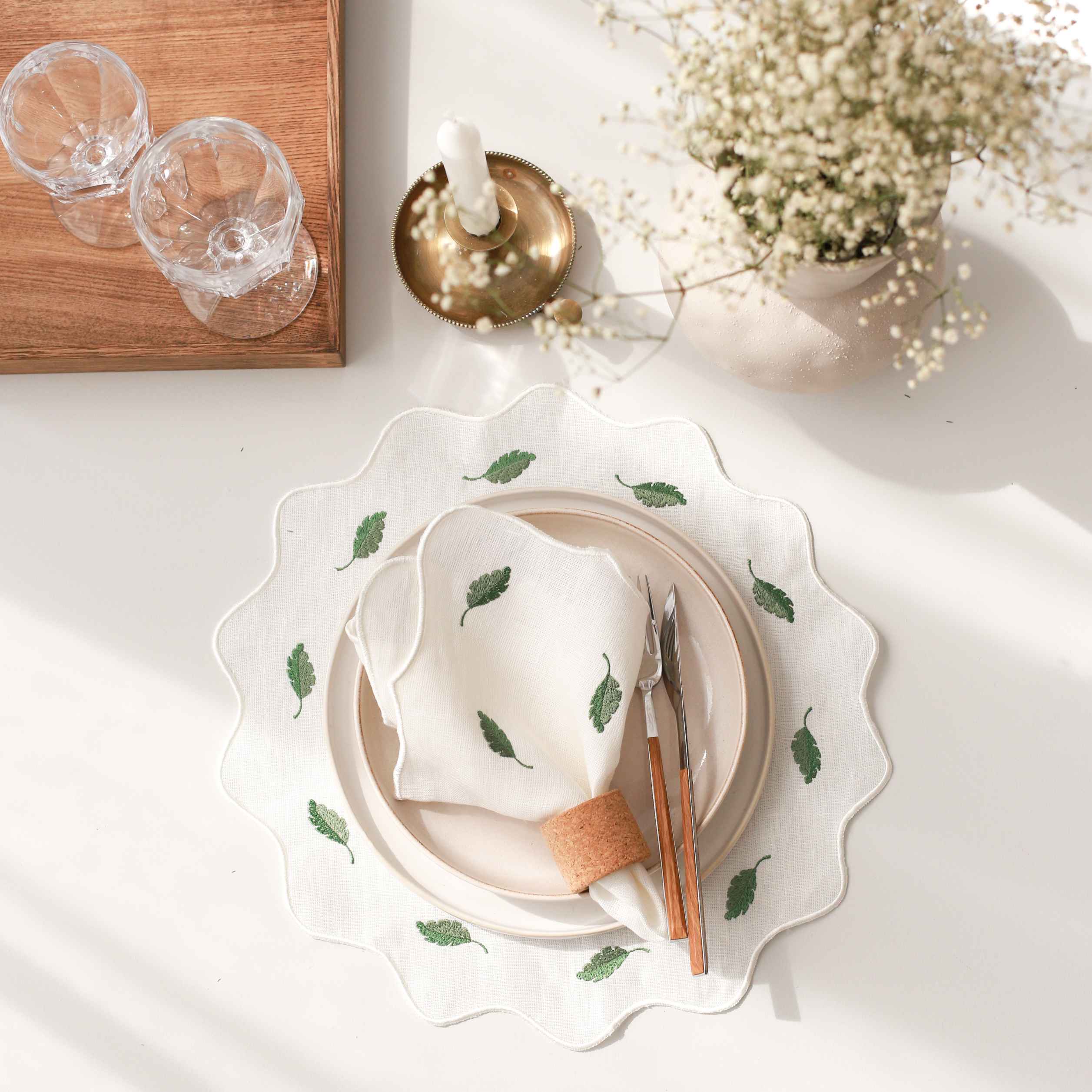 KM Home Collection-2'li Set Yaprak İşlemeli Yuvarlak Keten Amerikan Servis-Sunum Aksesuarları-1-Milagron.com