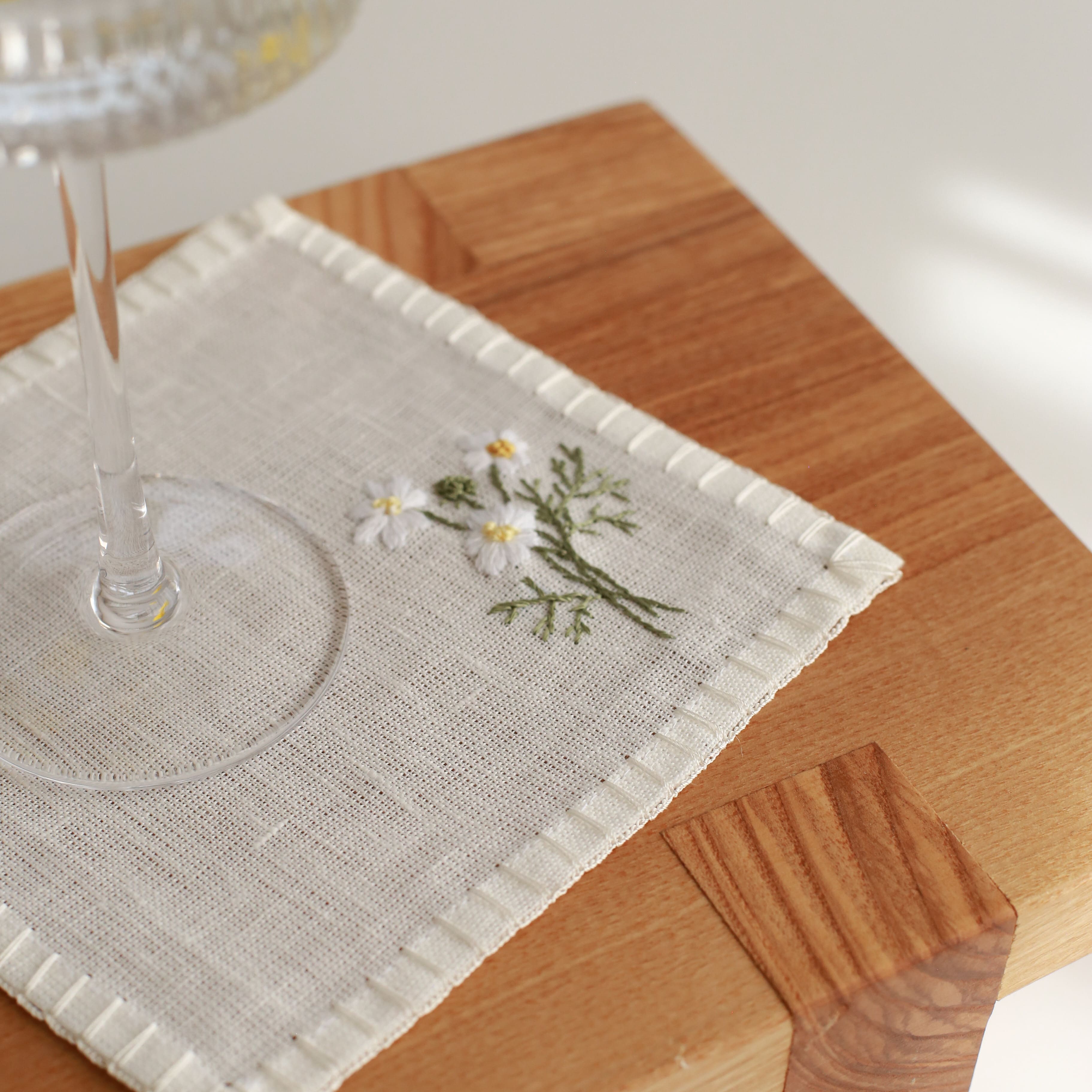 KM Home Collection-4'lü Set Papatya El İşlemeli Kokteyl Peçete-Peçete-1-Milagron.com