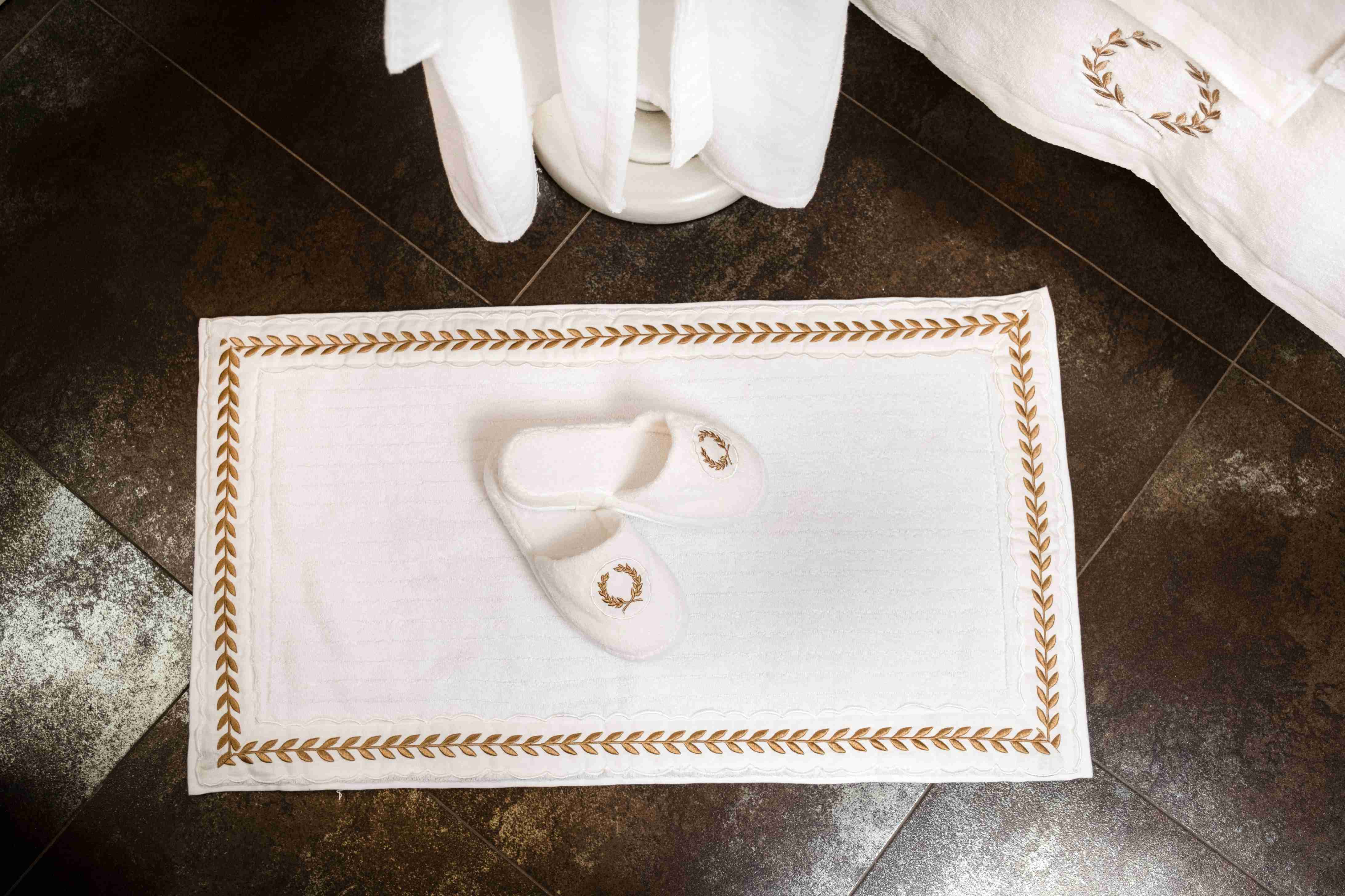 KM Home Collection-Altın Başak İşlemeli Banyo Terliği-Sunum Aksesuarları-2-Milagron.com