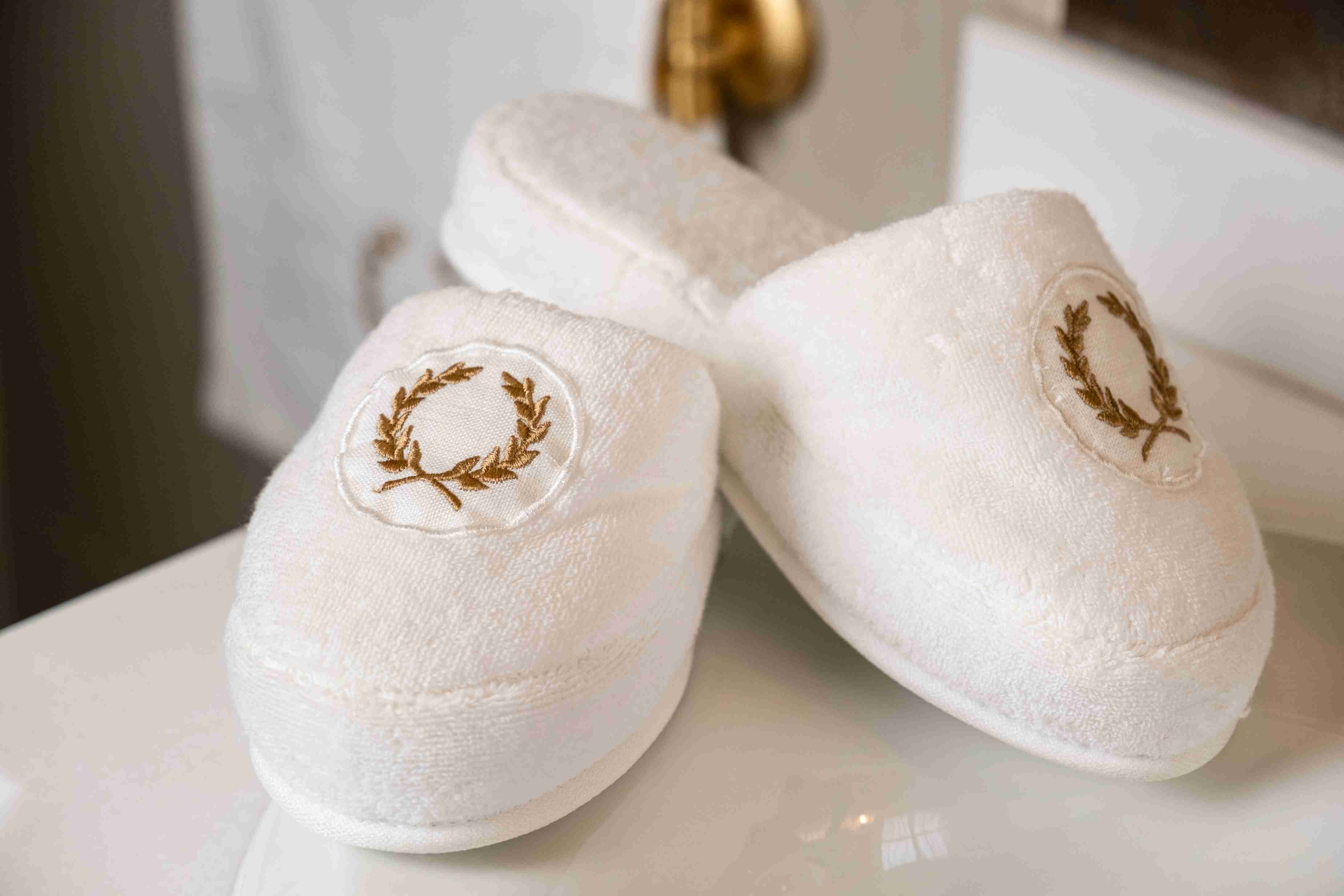 KM Home Collection-Altın Başak İşlemeli Banyo Terliği-Sunum Aksesuarları-3-Milagron.com