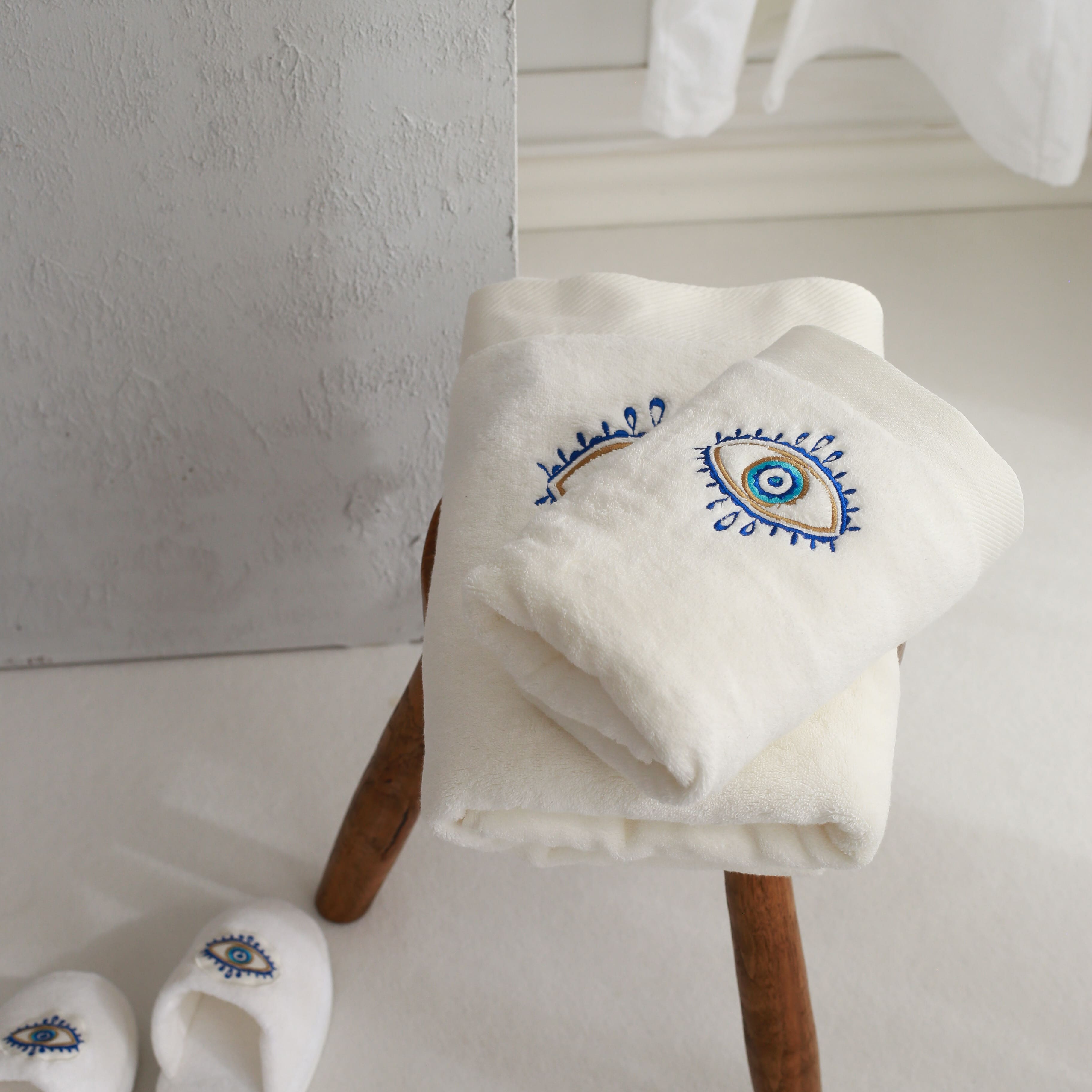 KM Home Collection-Göz İşlemeli Pamuk Banyo Terliği-Sunum Aksesuarları-4-Milagron.com