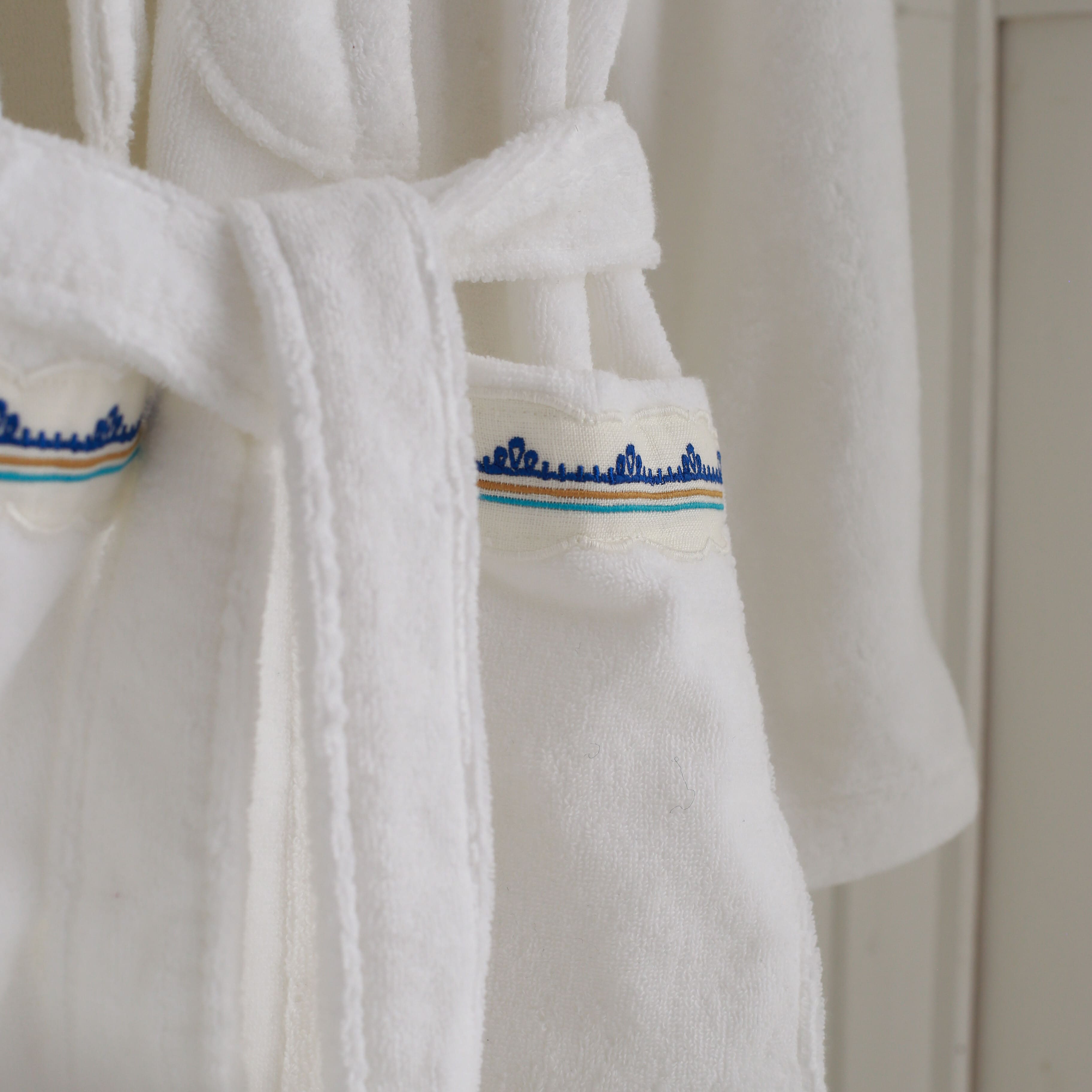 KM Home Collection-Göz İşlemeli Pamuk Bornoz-Sunum Aksesuarları-2-Milagron.com