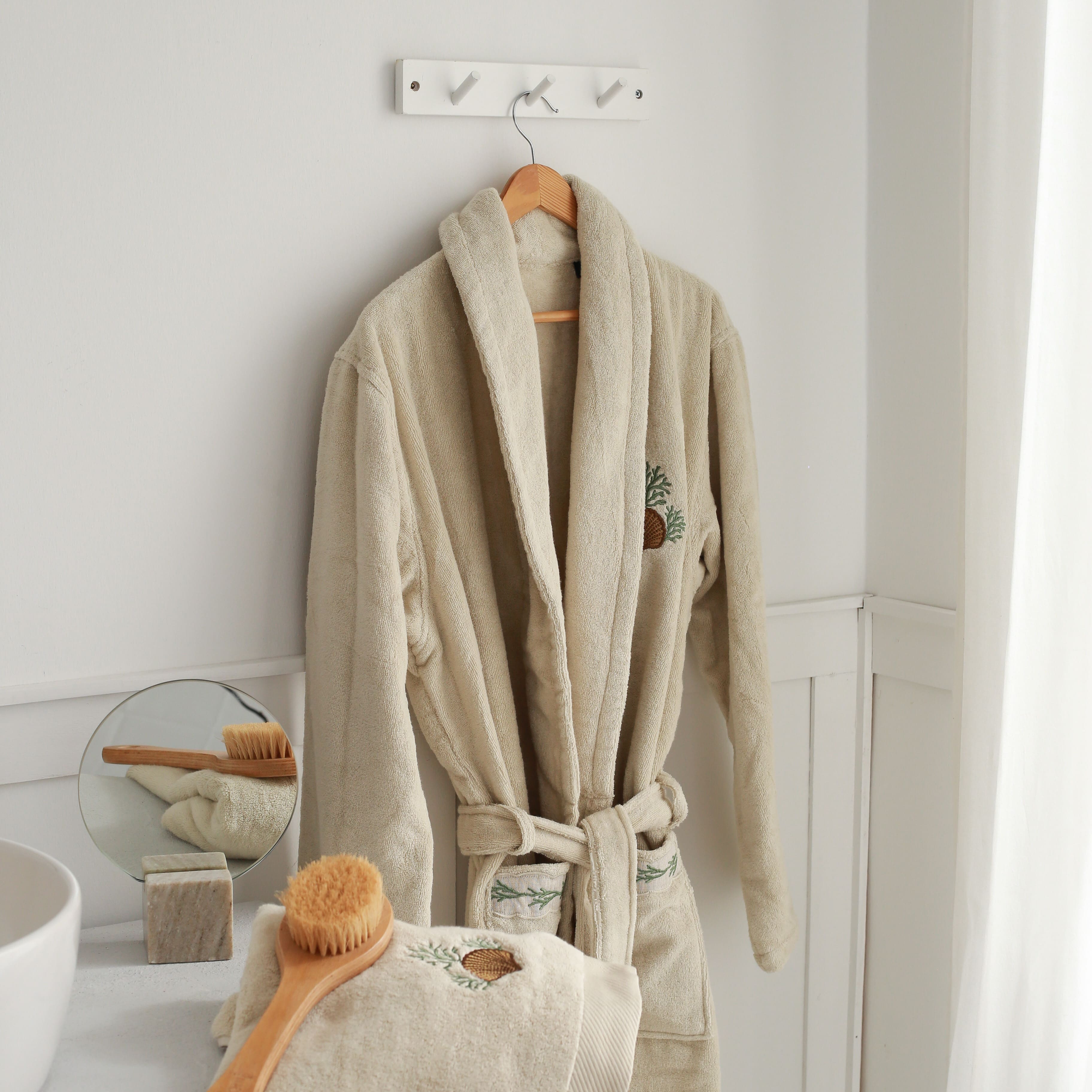 KM Home Collection-İstridye İşlemeli Banyo Terliği-Sunum Aksesuarları-3-Milagron.com