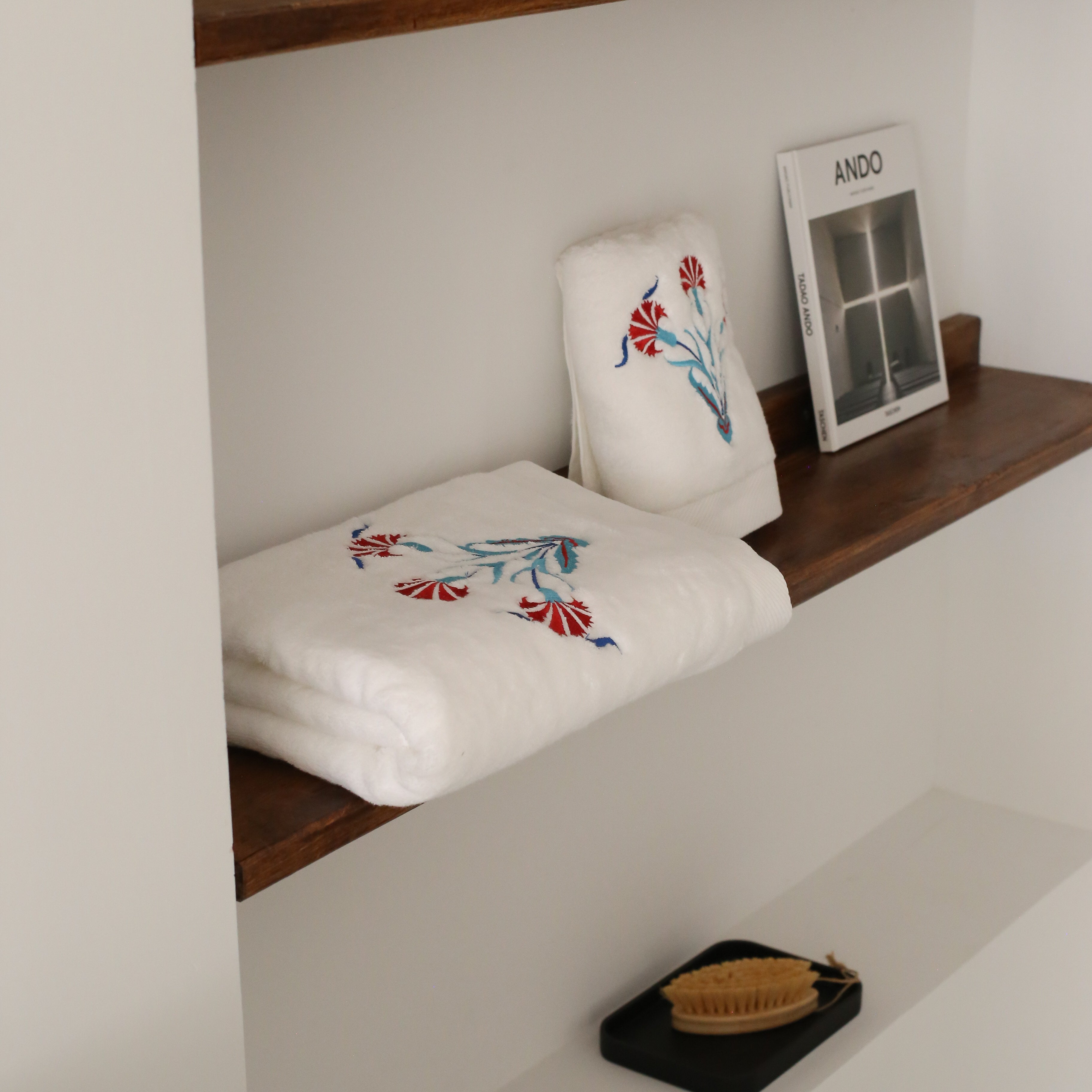 KM Home Collection-Karanfil İşlemeli Pamuk Yüz Havlusu-Havlu & Peştamal-2-Milagron.com