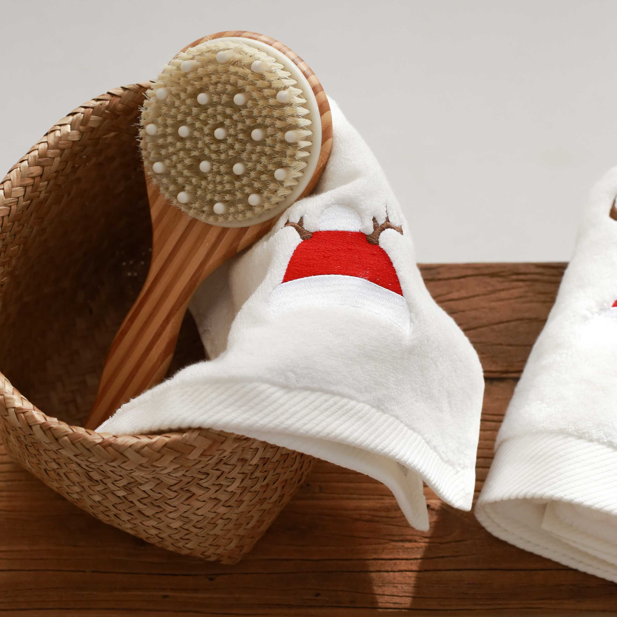 KM Home Collection-Noel Şapkası İşlemeli Pamuk Yüz Havlusu-Havlu & Peştamal-3-Milagron.com