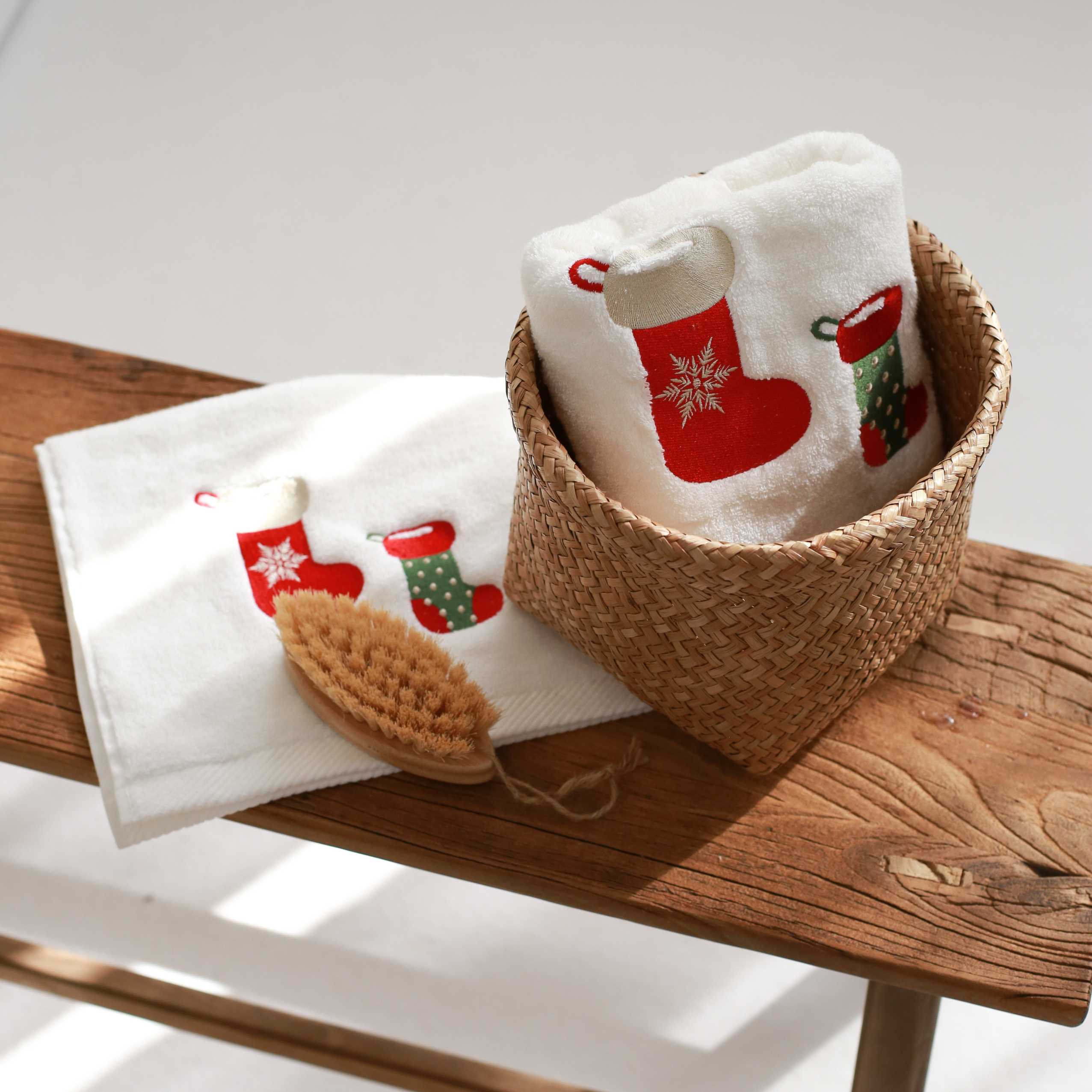 KM Home Collection-Yılbaşı Çorabı İşlemeli El Havlusu-Havlu & Peştamal-3-Milagron.com