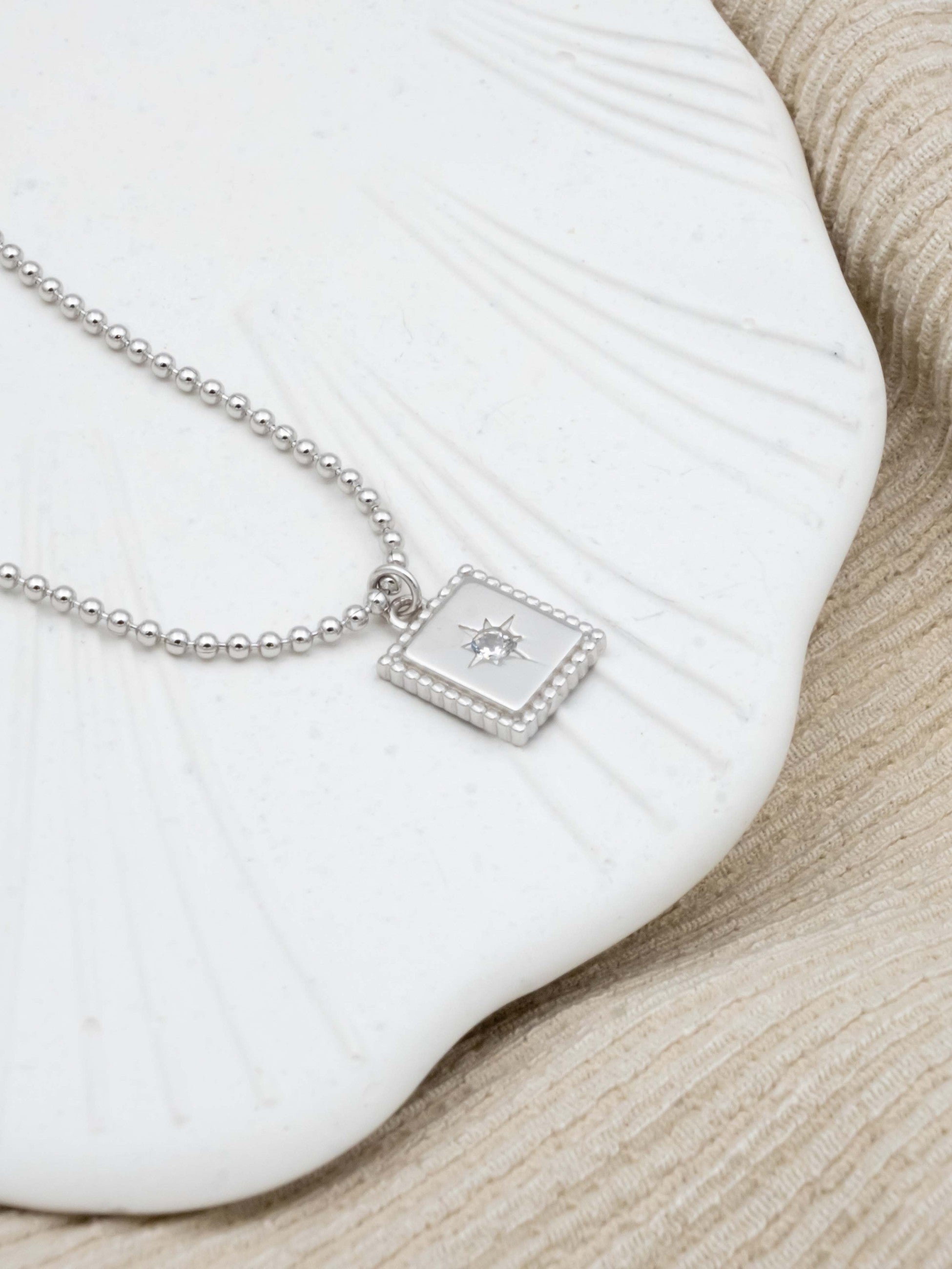 Kimolos-Daisy 925 Ayar Gümüş Tek Taşlı Kare Kolye-Kolye-4-Milagron.com