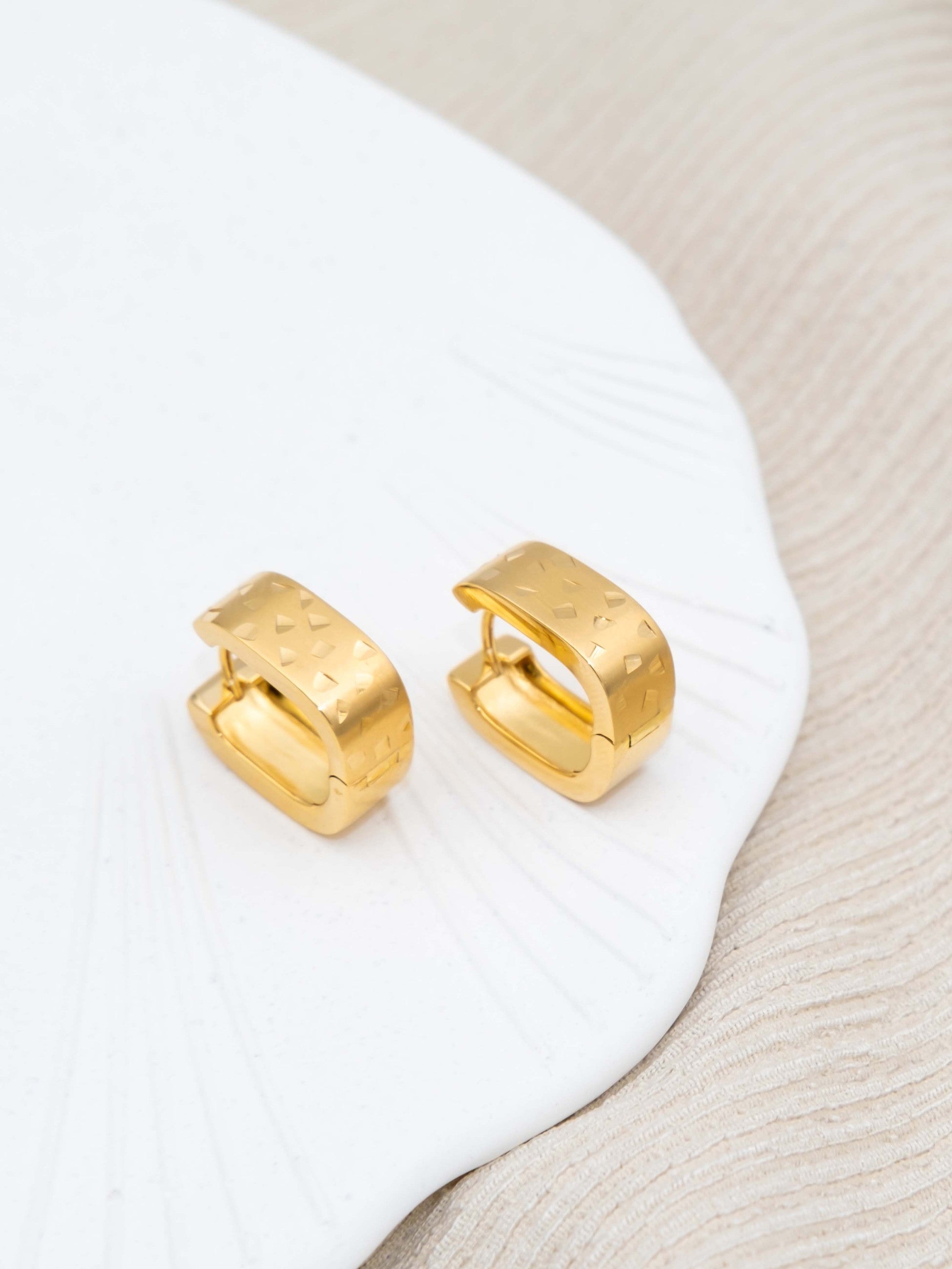 Kimolos-Old But Gold 925 Ayar Gümüş Gold Renk Oval Tasarım Küpe-Küpe-1-Milagron.com