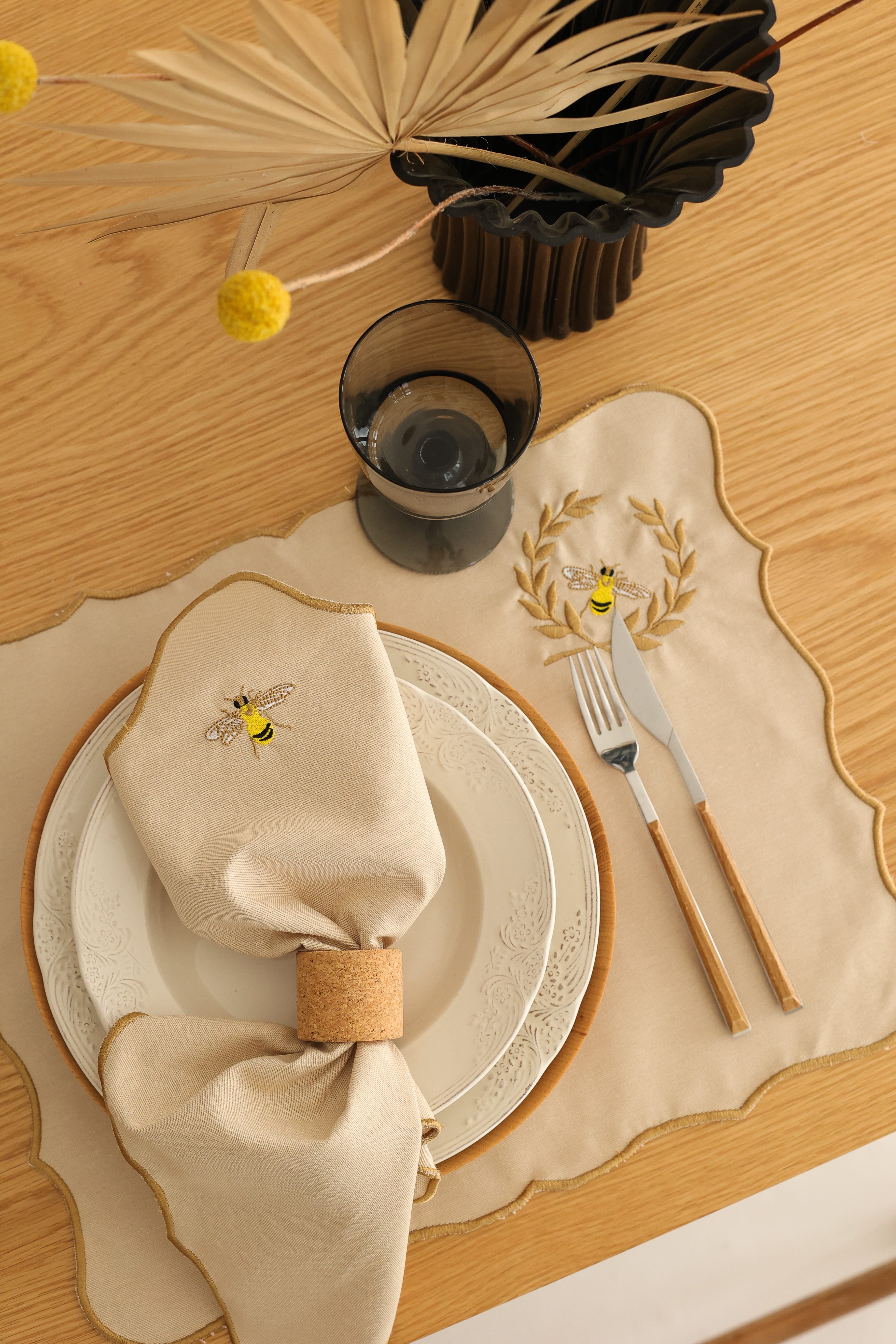 Km Home Collection-2'li Set Arı İşlemeli Pamuk Amerikan Servis-Sunum Aksesuarları-5-Milagron.com