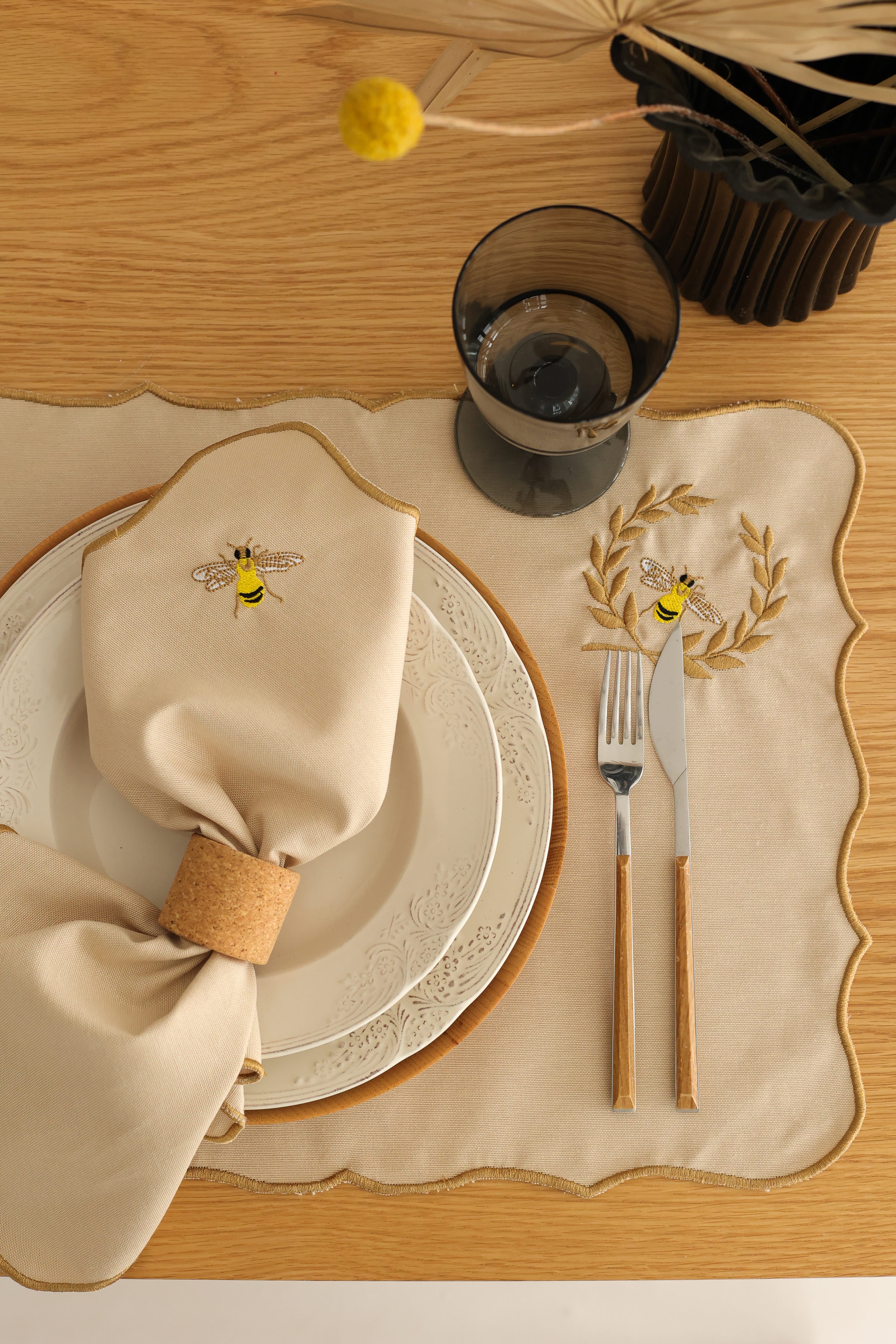 Km Home Collection-2'li Set Arı İşlemeli Pamuk Peçete-Sunum Aksesuarları-2-Milagron.com