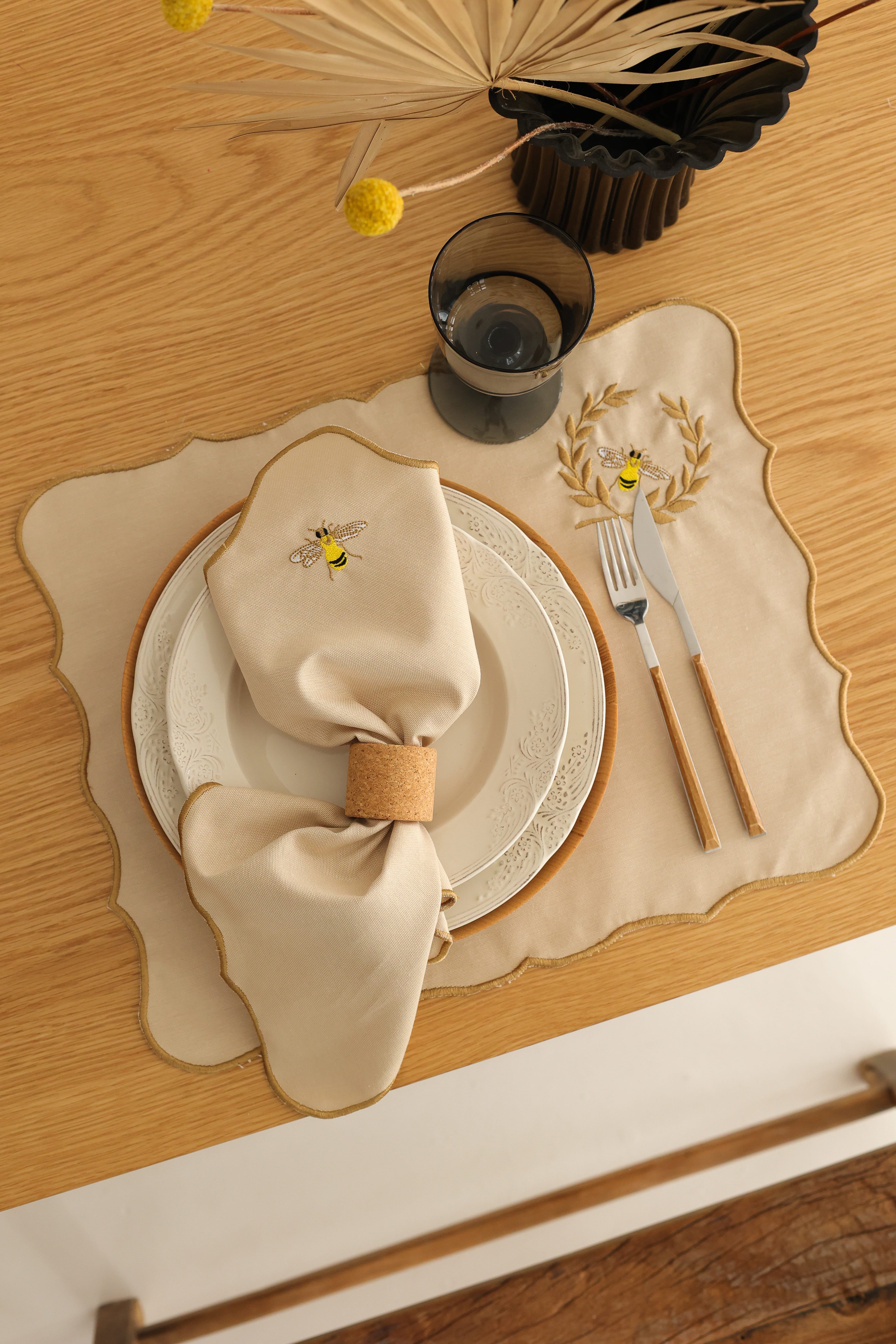 Km Home Collection-2'li Set Arı İşlemeli Pamuk Peçete-Sunum Aksesuarları-3-Milagron.com