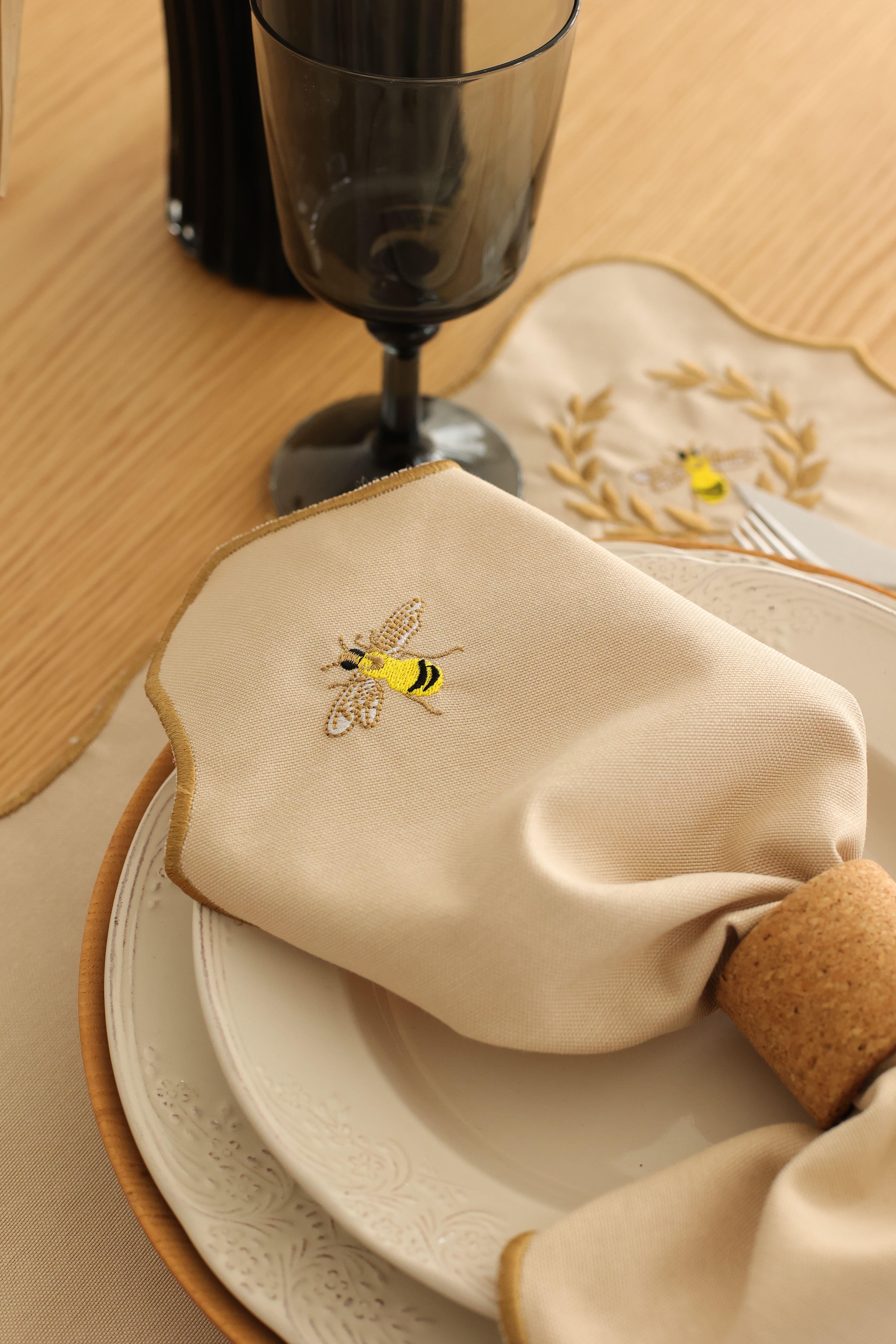 Km Home Collection-2'li Set Arı İşlemeli Pamuk Peçete-Sunum Aksesuarları-6-Milagron.com