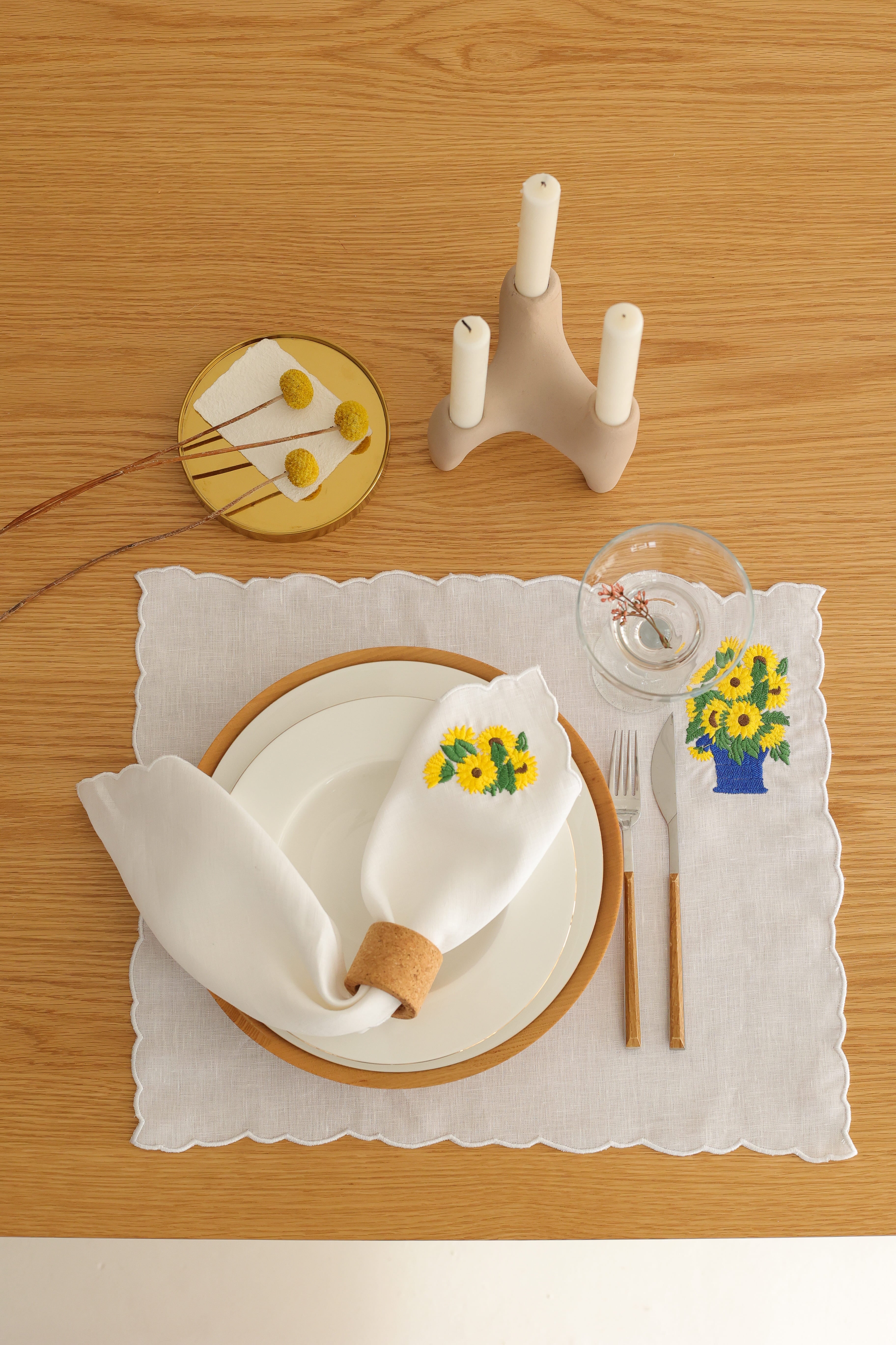 Km Home Collection-2'li Set Ayçiçek İşlemeli Keten Amerikan Servis-Sunum Aksesuarları-1-Milagron.com