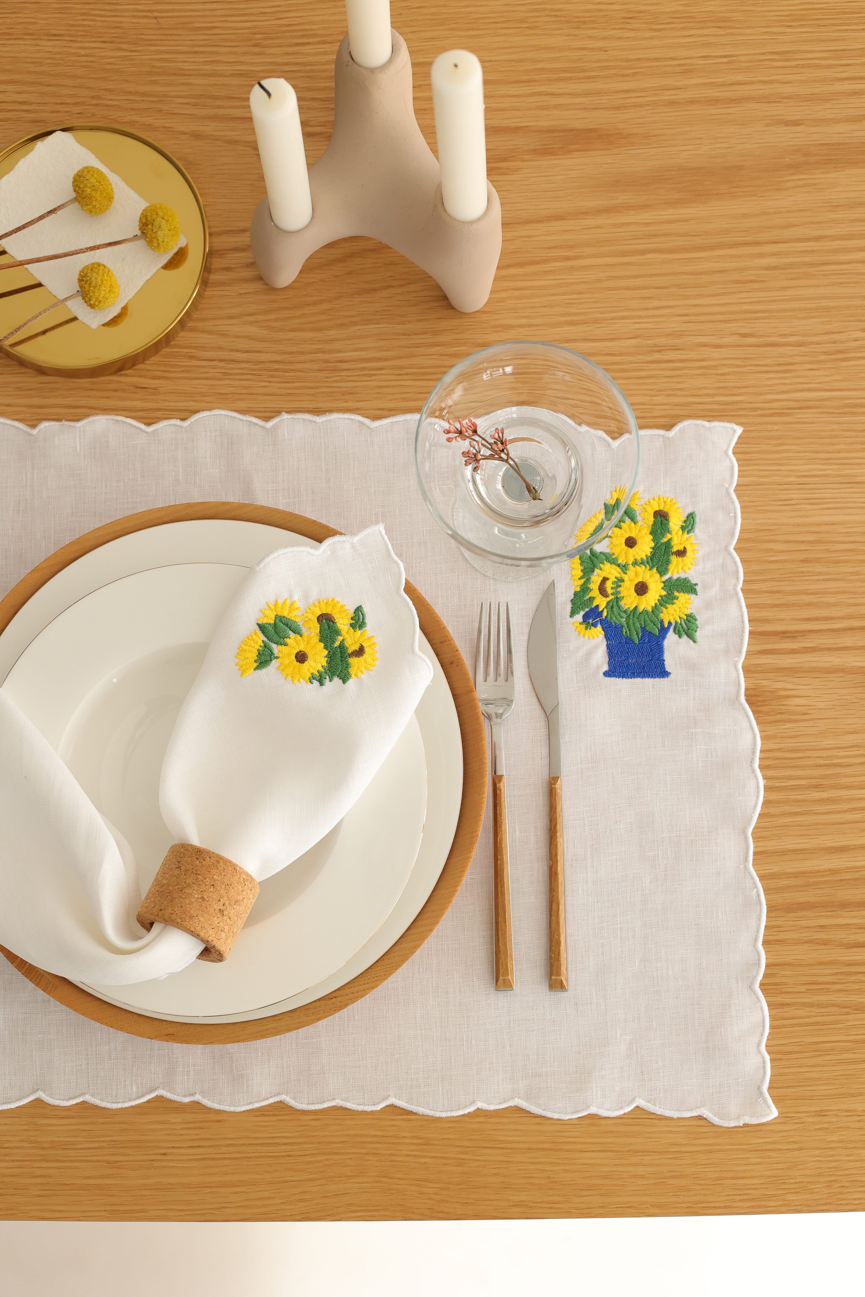 Km Home Collection-2'li Set Ayçiçek İşlemeli Keten Amerikan Servis-Sunum Aksesuarları-3-Milagron.com