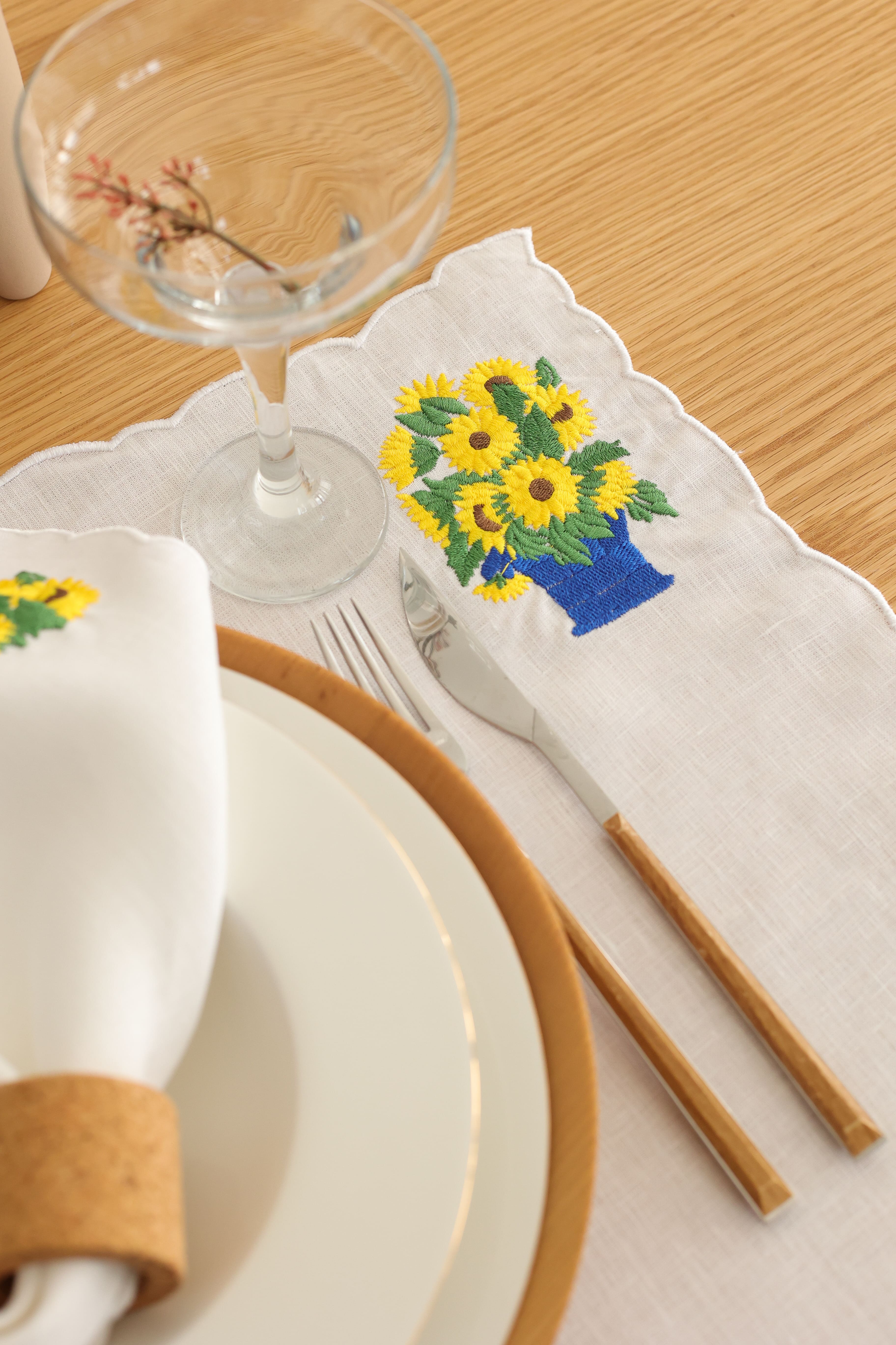 Km Home Collection-2'li Set Ayçiçek İşlemeli Keten Amerikan Servis-Sunum Aksesuarları-5-Milagron.com