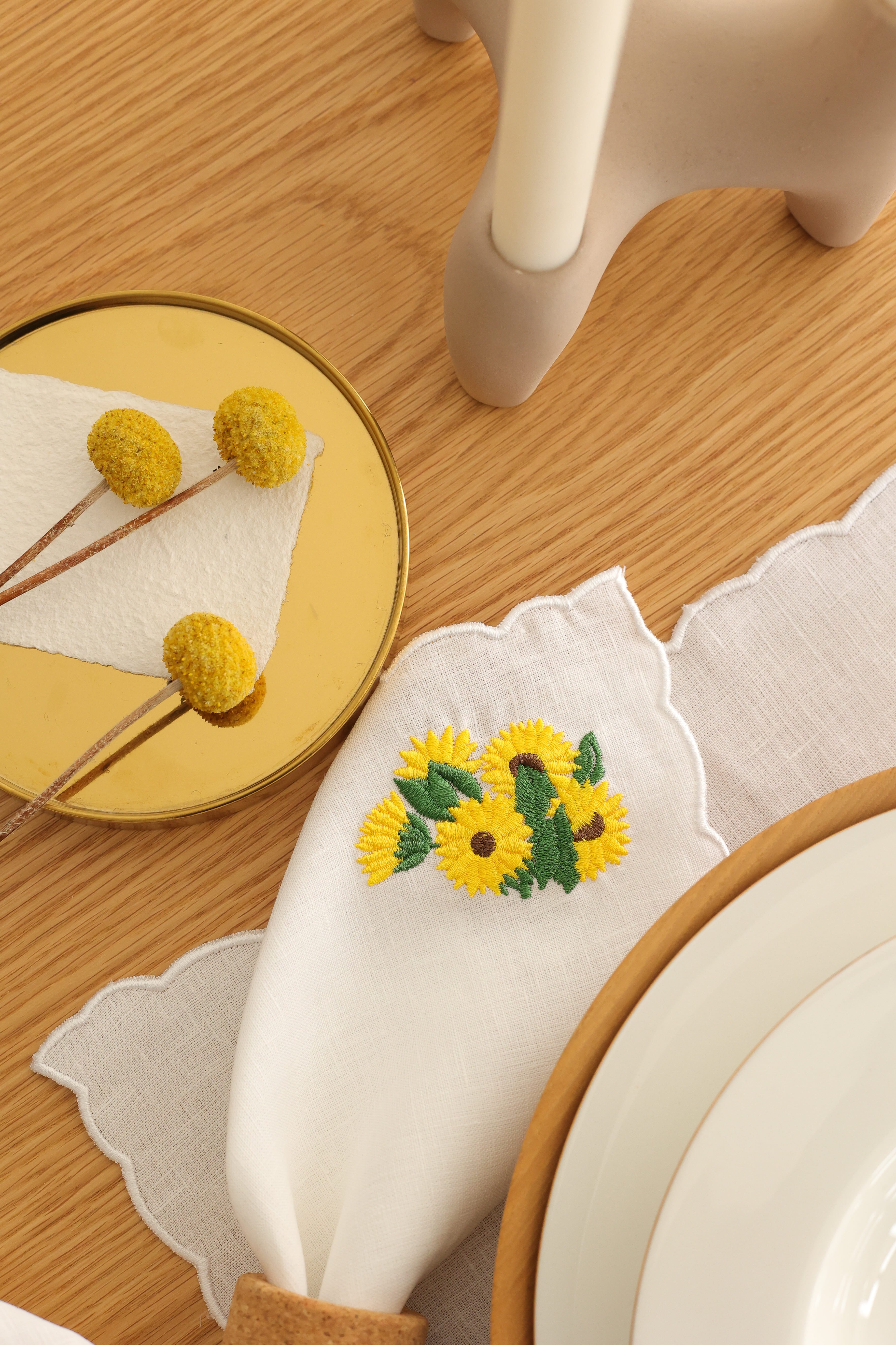 Km Home Collection-2'li Set Ayçiçek İşlemeli Keten Peçete-Sunum Aksesuarları-4-Milagron.com