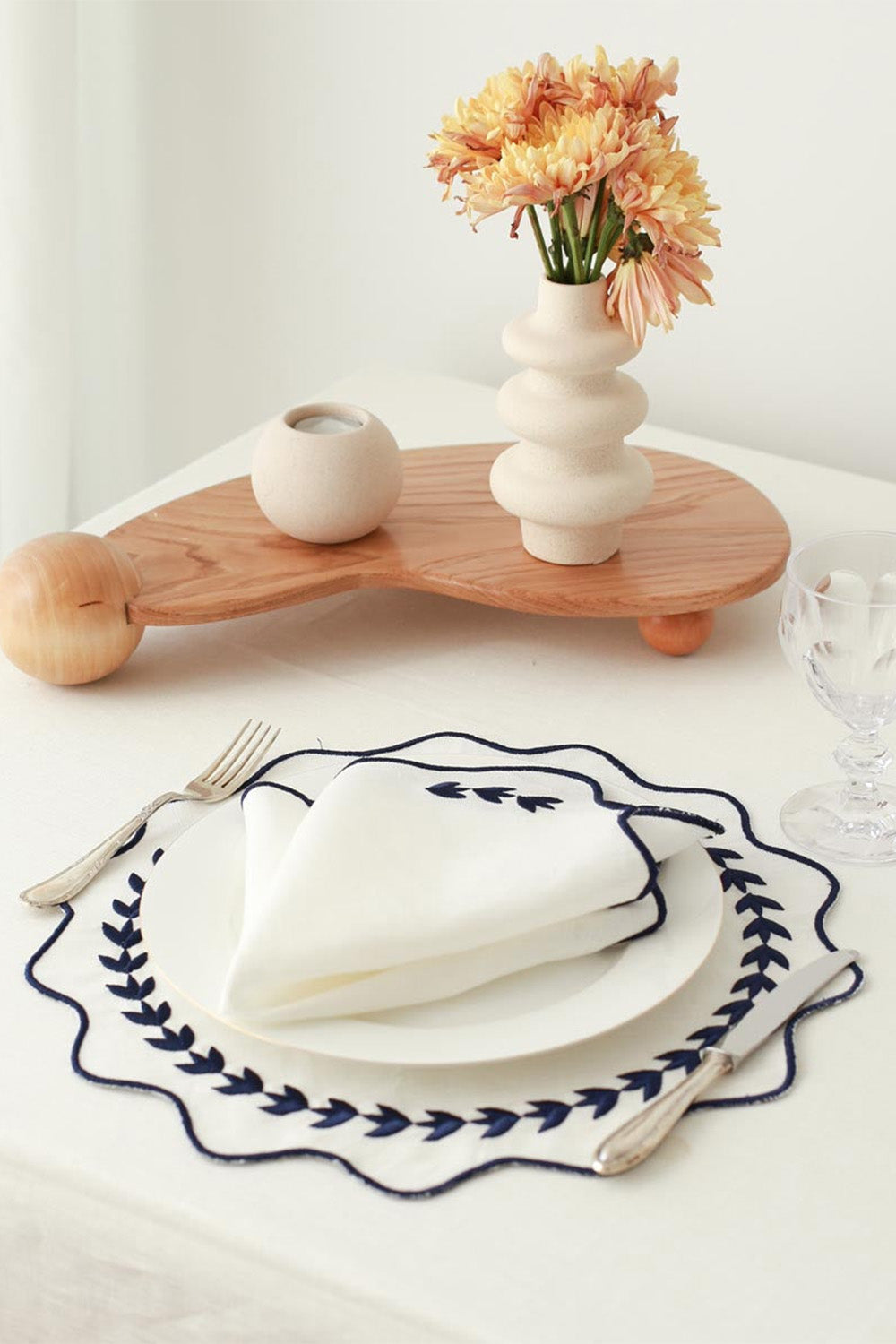Km Home Collection-2'li Set Lacivert Yaprak İşlemeli Keten Amerikan Servis-Sunum Aksesuarları-1-Milagron.com
