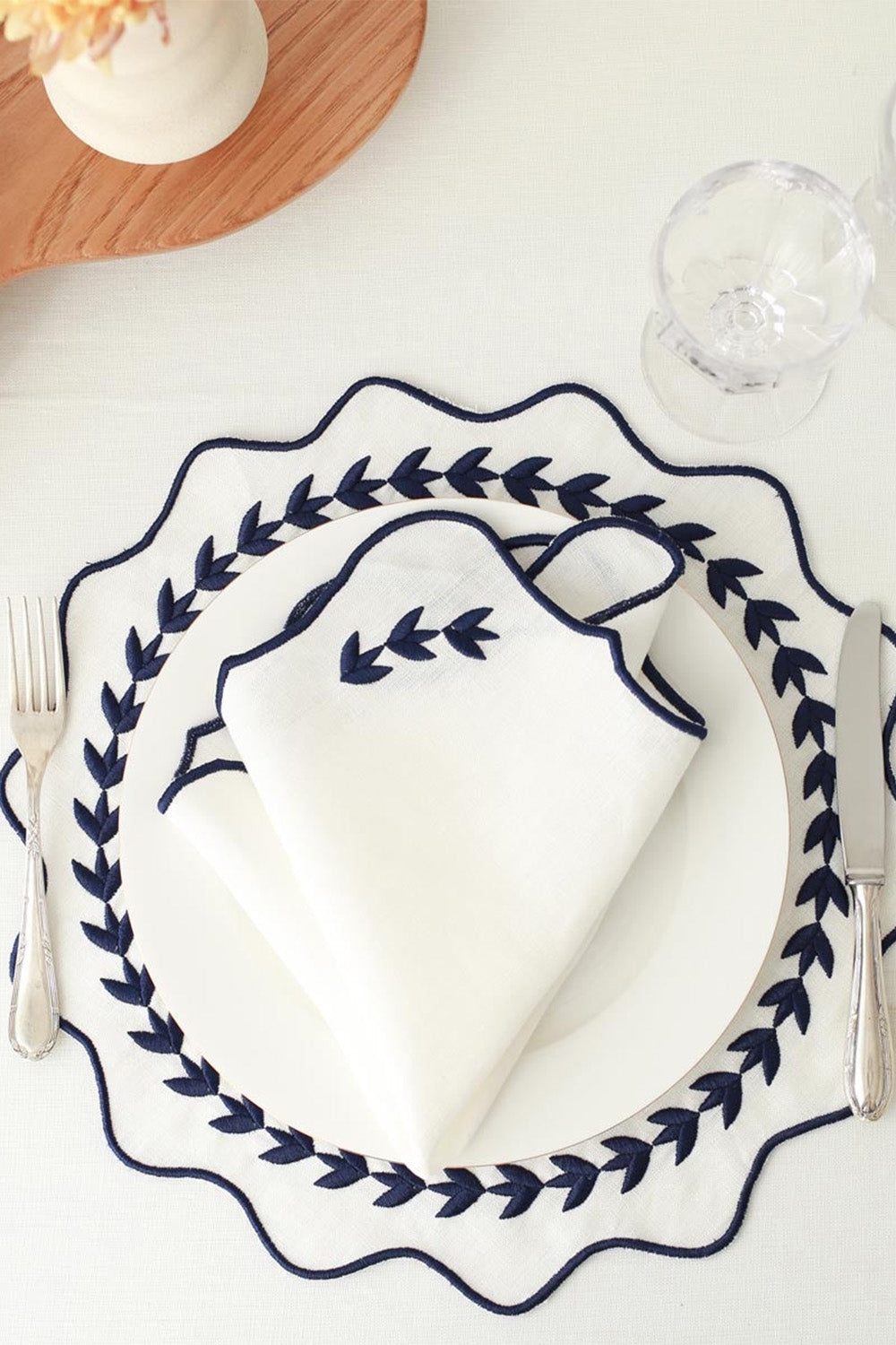 Km Home Collection-2'li Set Lacivert Yaprak İşlemeli Keten Amerikan Servis-Sunum Aksesuarları-2-Milagron.com