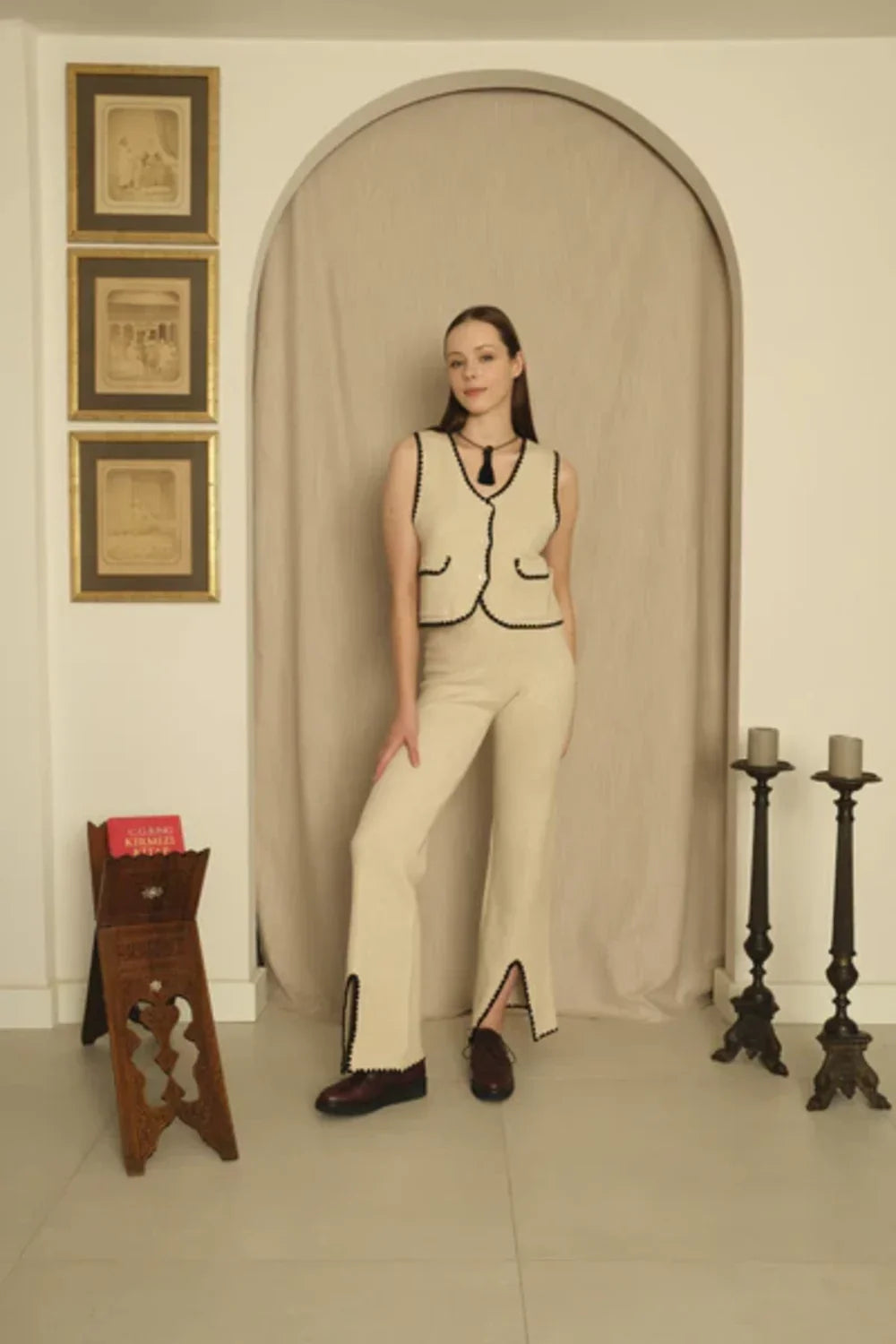 Le-Monade Dreams-Triko Ekru Siyah Sıçandiş Nakışlı Yelek-Yelek-3-Milagron.com