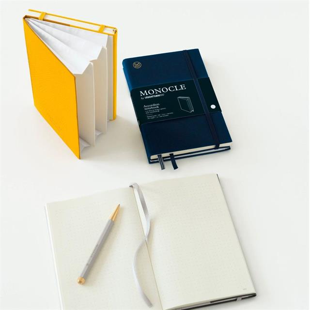 Leuchtturm 1917-Leuchtturm1917 X Monocle Limited Edition Defter Wallet B6+, Sert Kapak, 192 Noktalı Sayfa, Navy 363370-Noktalı-2-Milagron.com