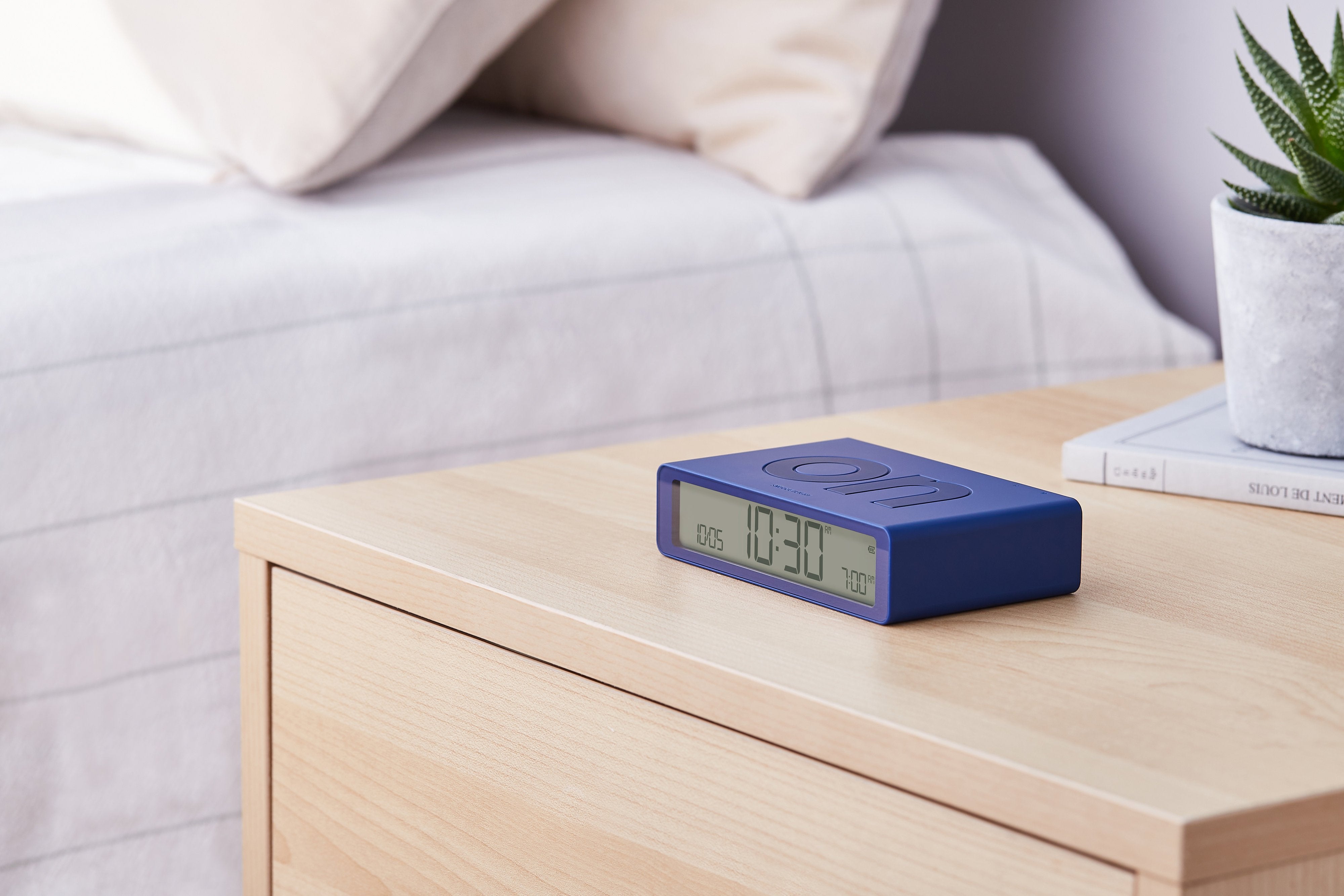 Lexon Flip Klasik Şarj Edilebilir Alarm Saat Lacivert