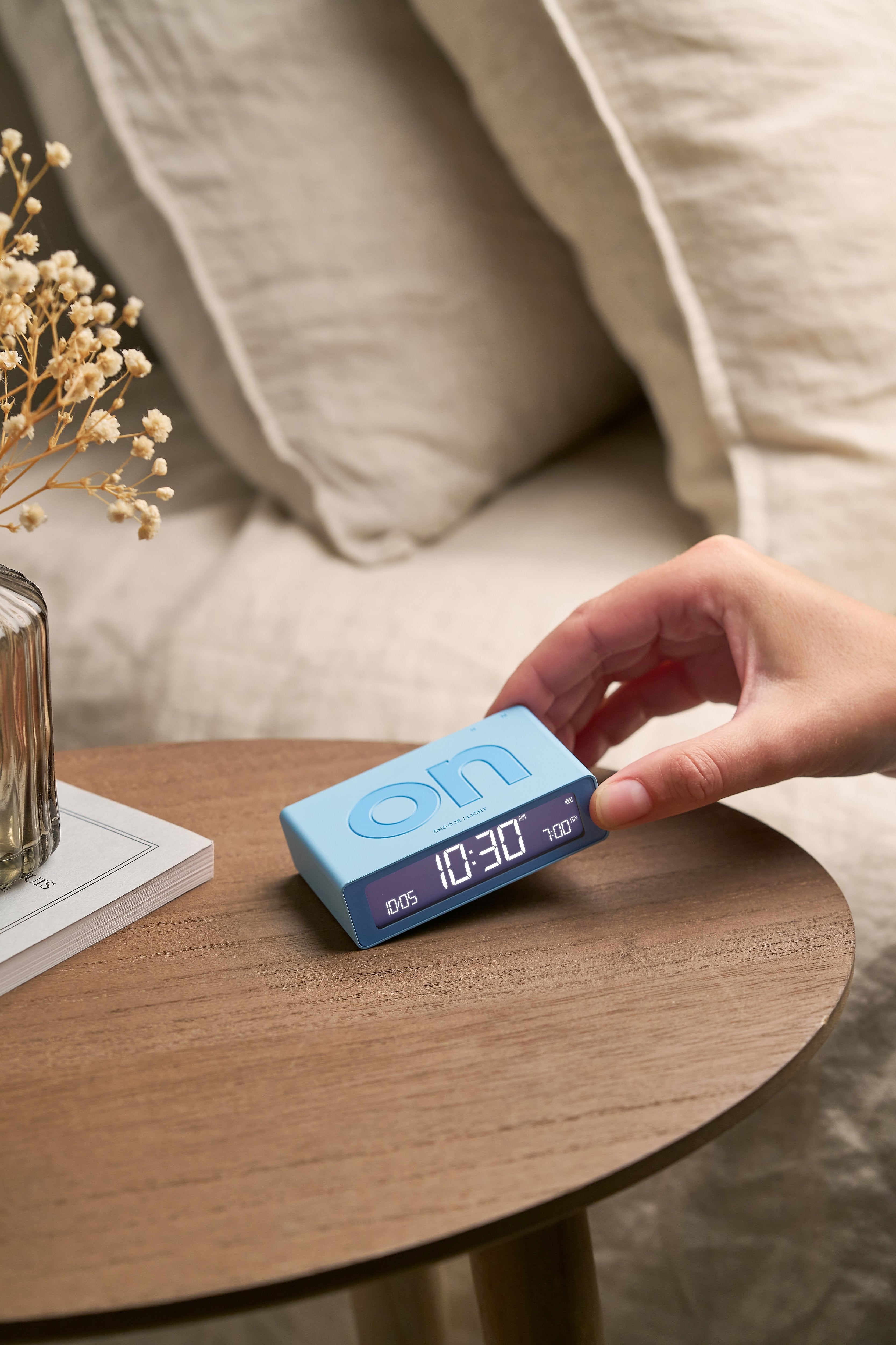 Lexon-Lexon Flip Mini Şarj Edilebilir Alarm Saat Açık Mavi-Alarm Saatler-7-Milagron.com