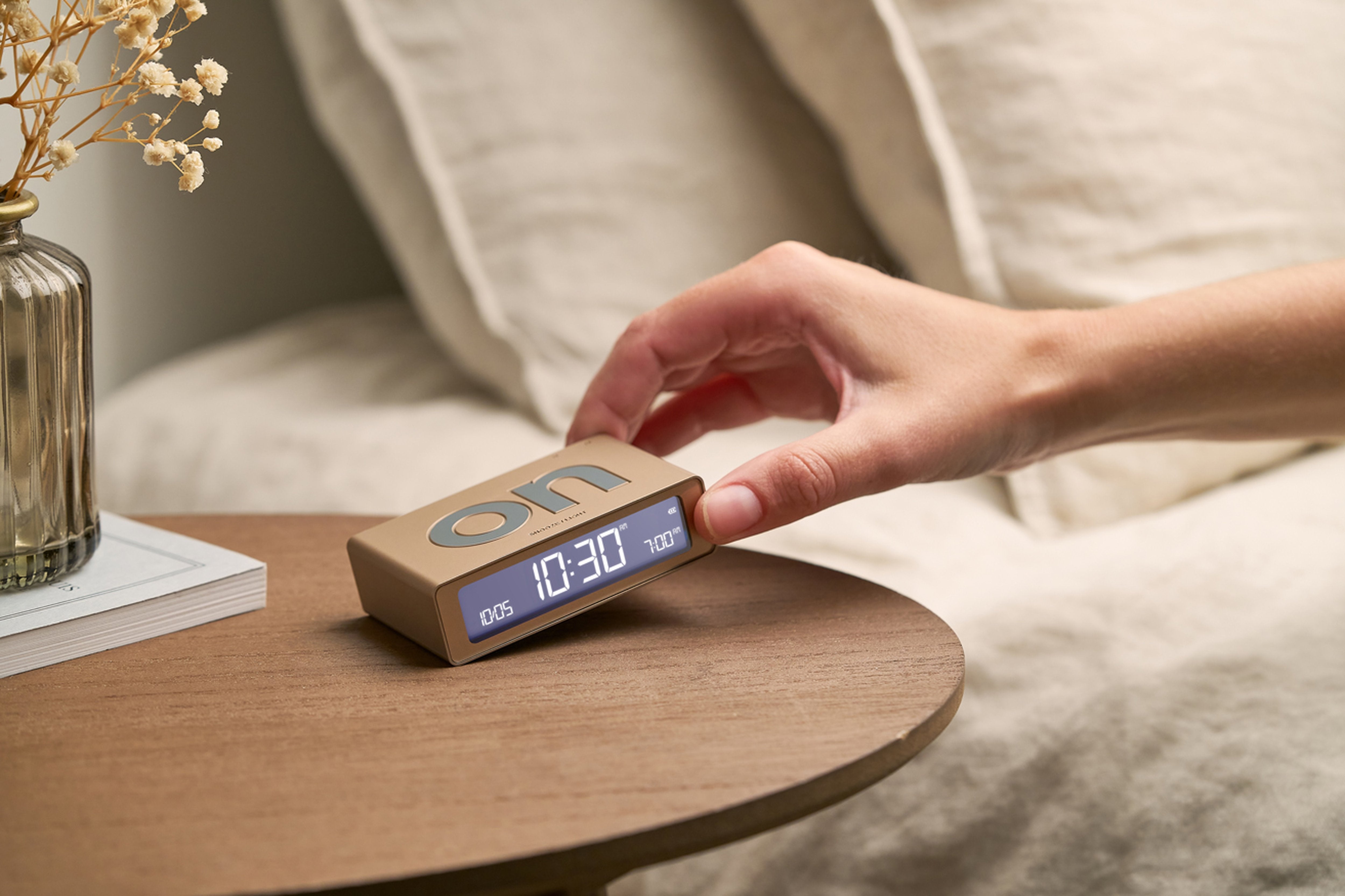 Lexon-Lexon Flip Mini Şarj Edilebilir Alarm Saat Dore-Alarm Saatler-9-Milagron.com