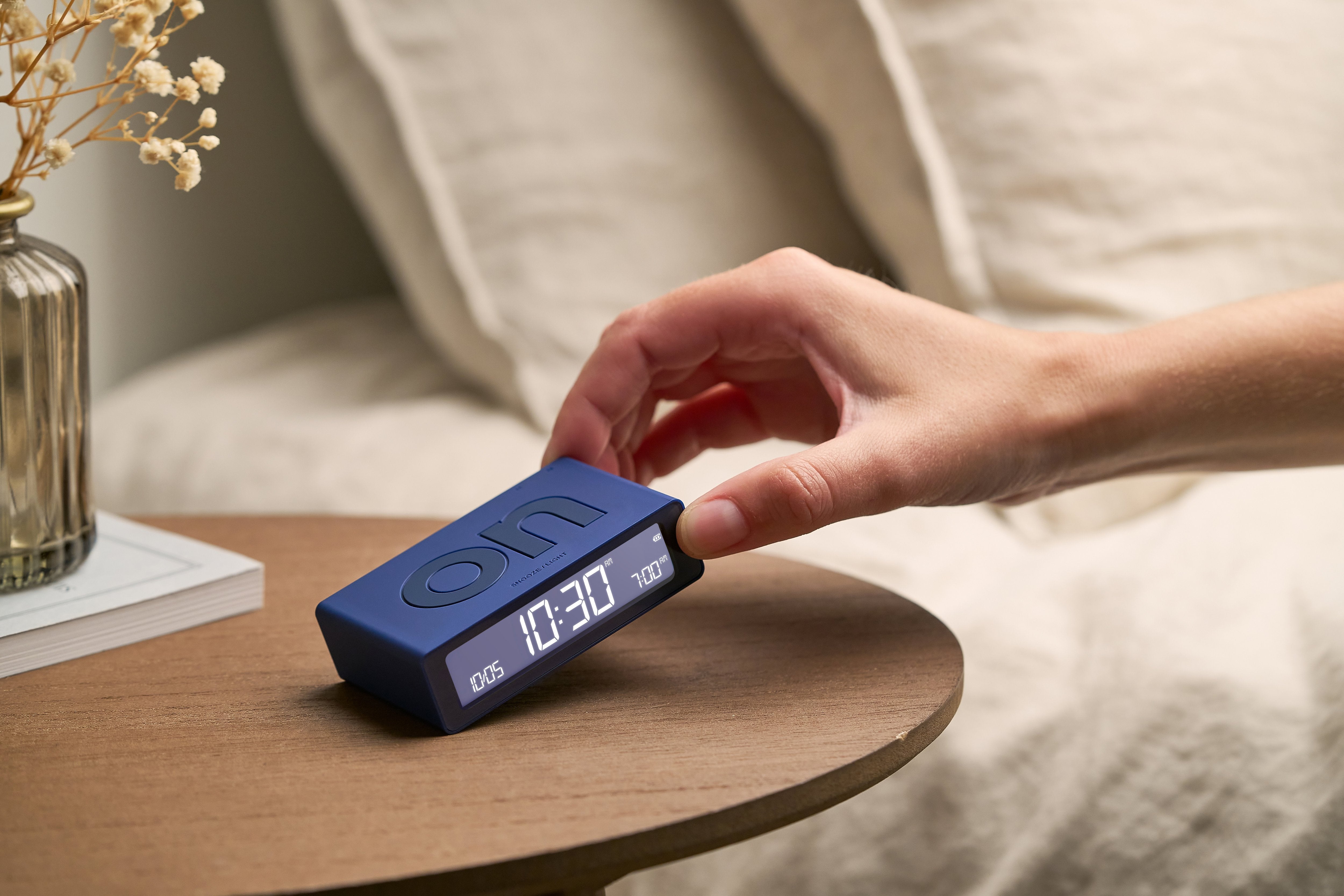 Lexon-Lexon Flip Mini Şarj Edilebilir Alarm Saat Lacivert-Alarm Saatler-7-Milagron.com