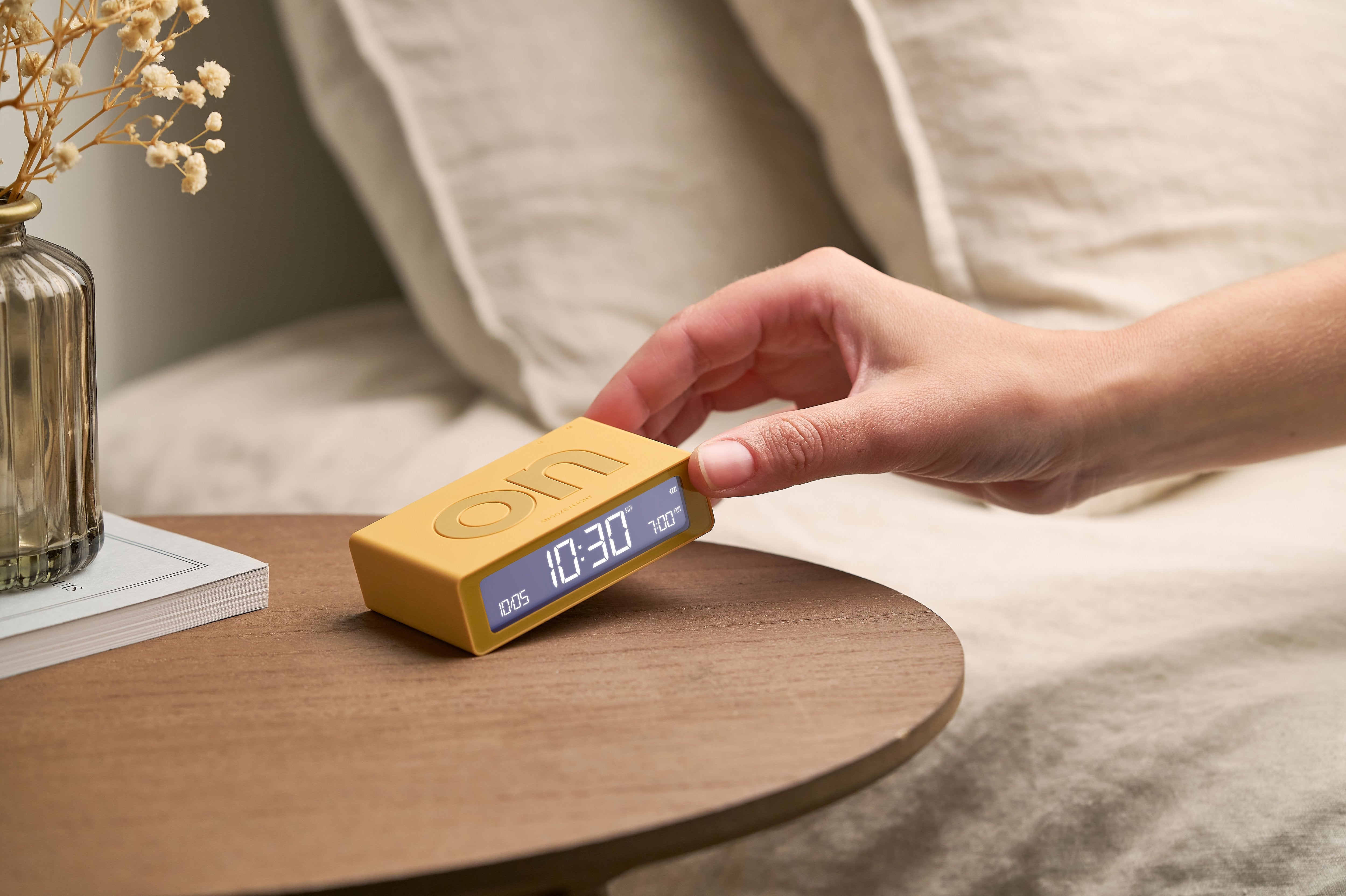 Lexon-Lexon Flip Mini Şarj Edilebilir Alarm Saat Sarı-Alarm Saatler-5-Milagron.com