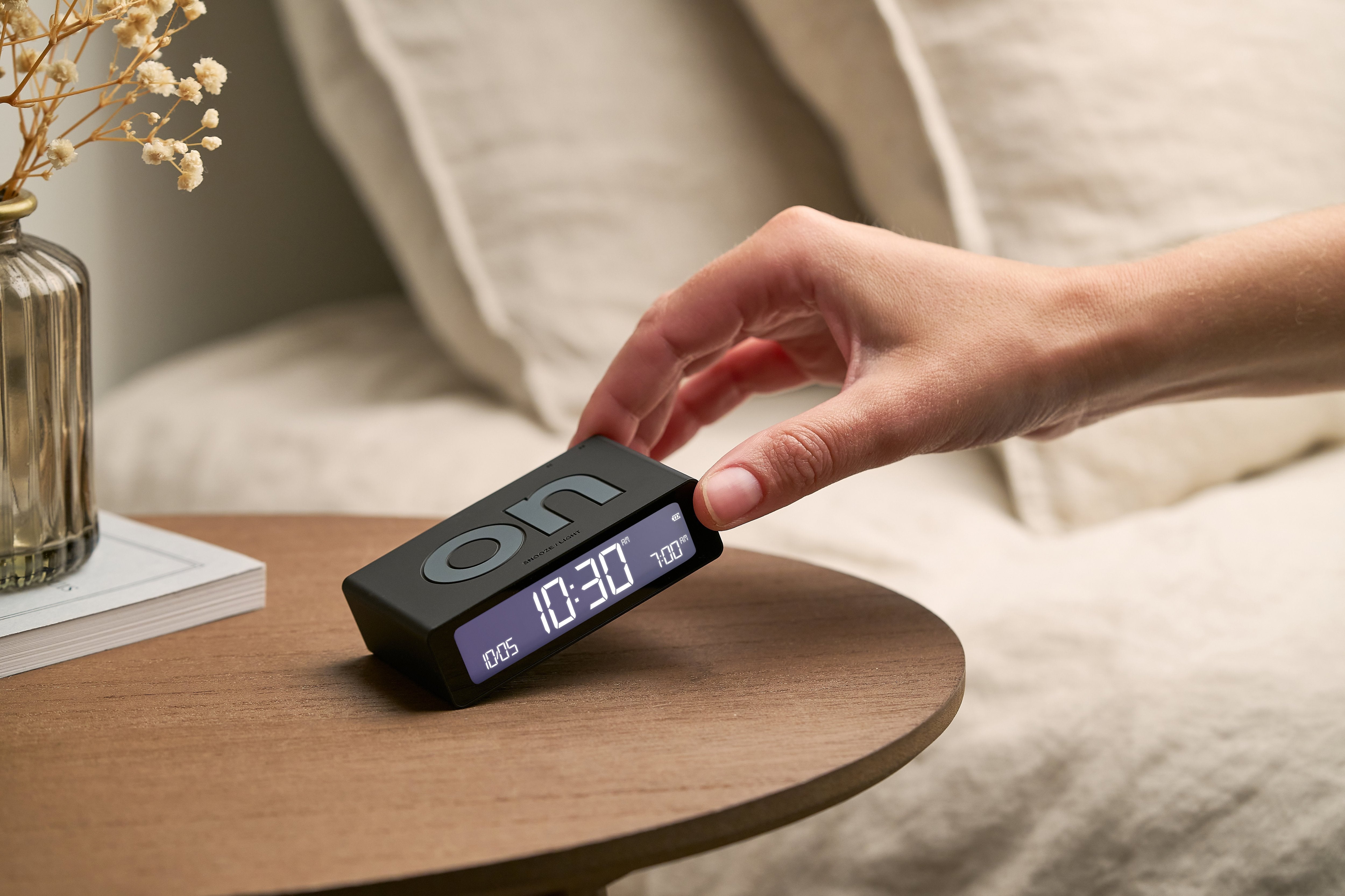 Lexon-Lexon Flip Mini Şarj Edilebilir Alarm Saat Siyah-Alarm Saatler-6-Milagron.com