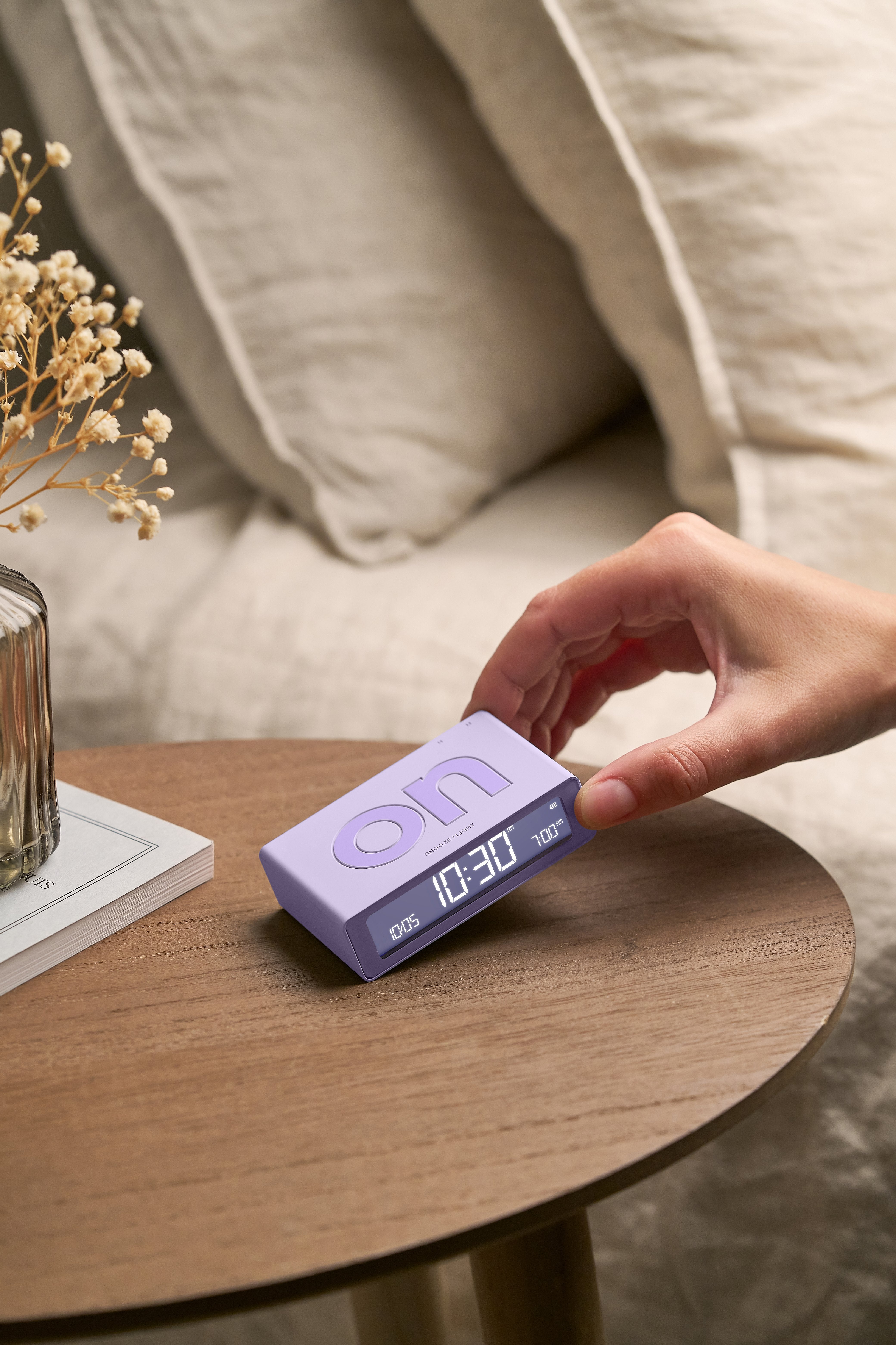 Lexon-Flip Mini şarj Edilebilir Alarm Saat Lila-Saat-1-Milagron.com