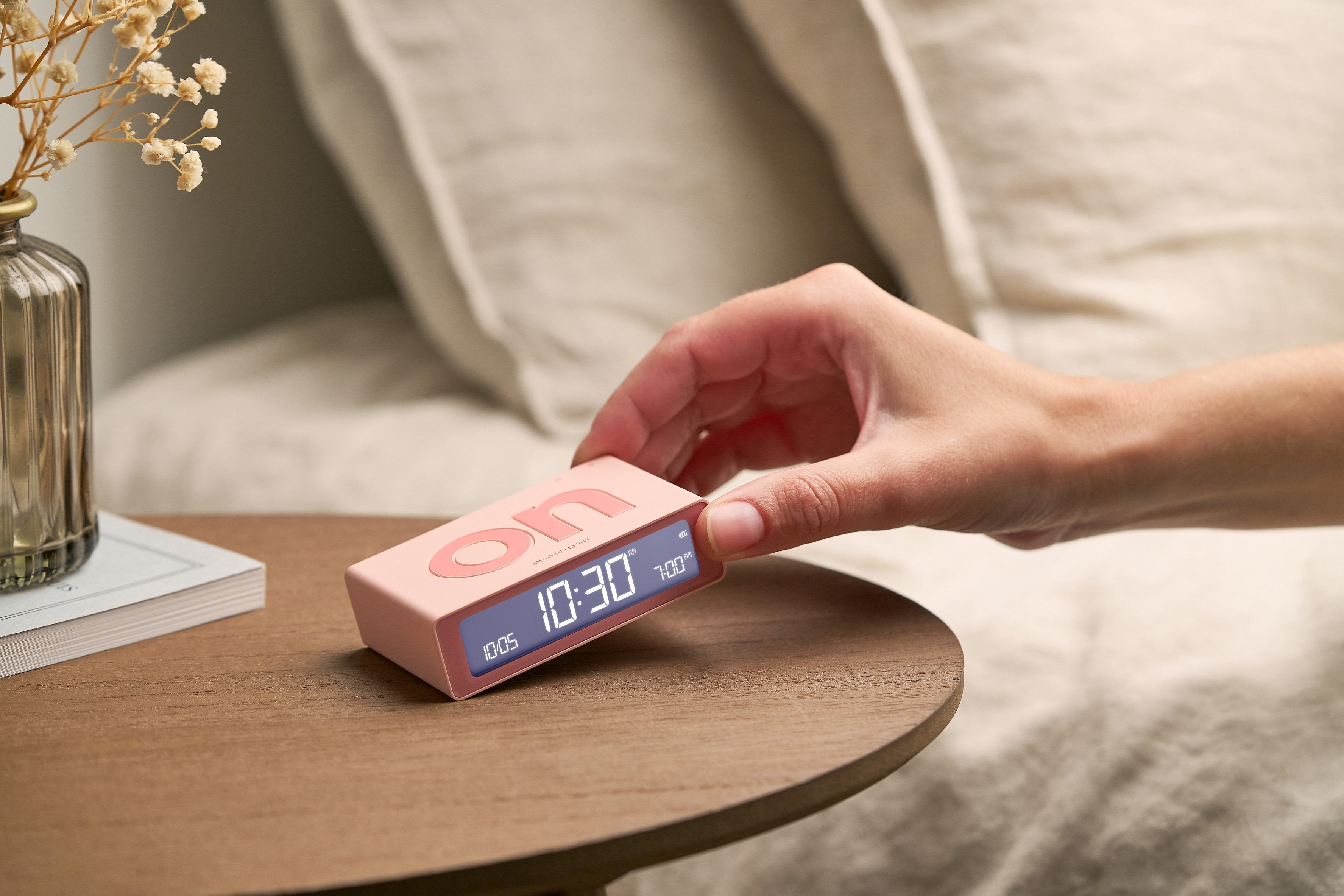 Lexon-Flip Mini şarj Edilebilir Alarm Saat Pembe-Alarm Saatler-8-Milagron.com