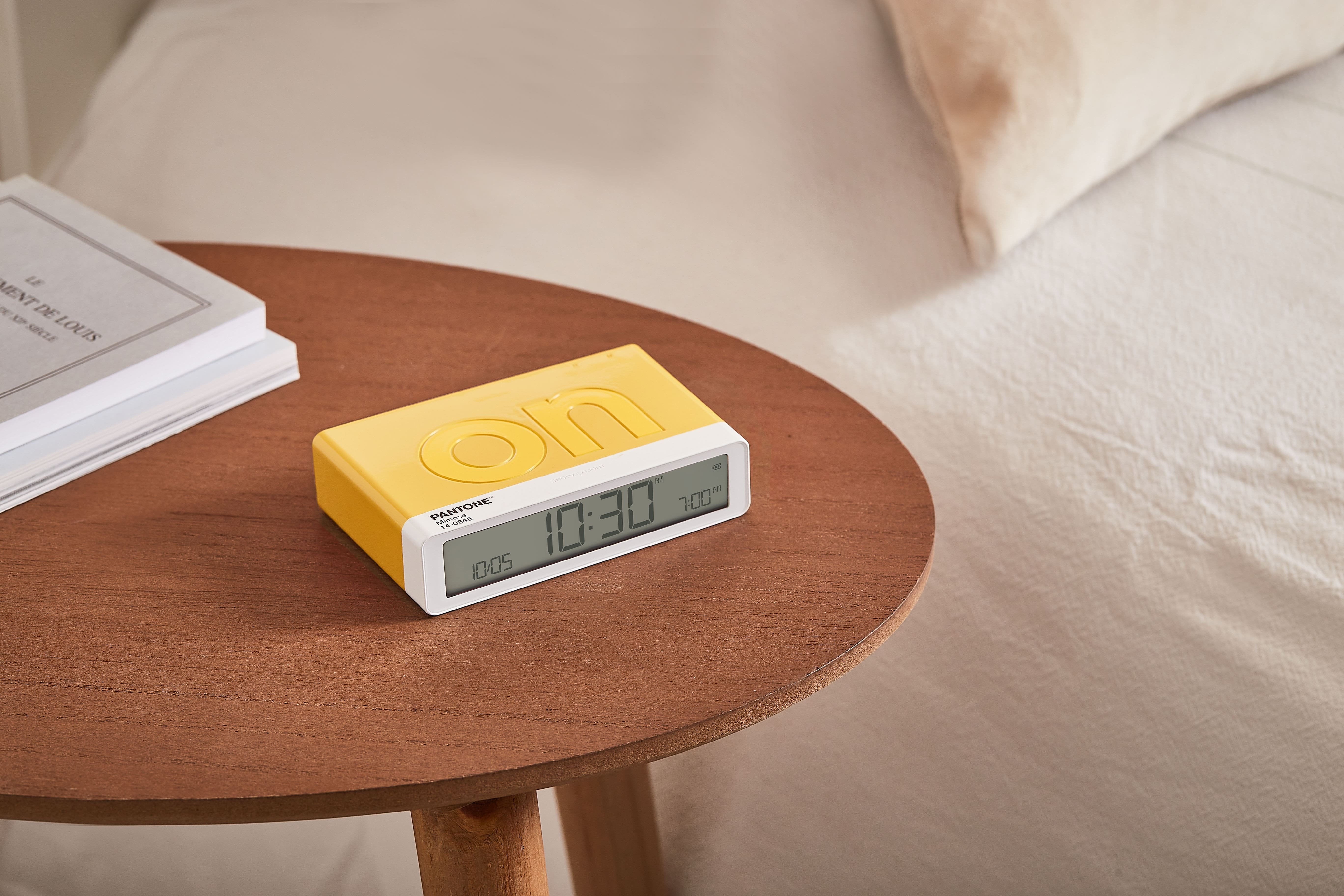 Lexon-X Pantone Flip Klasik şarj Edilebilir Alarm Saat Sarı-Saat-3-Milagron.com