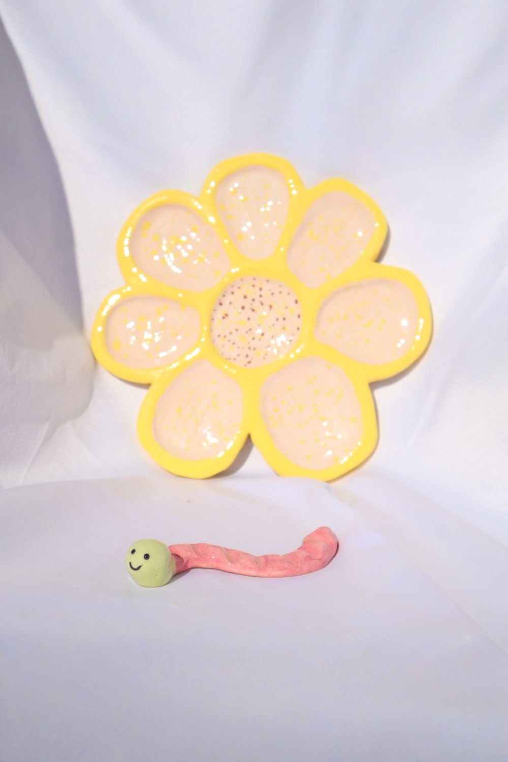 Lily & Loly Ceramics-El Yapımı Seramik Modern Sarı Papatya Resim Paleti Ve Tatlı Pembe Tırtıl Fırçalık 2'li Set-Resim-1-Milagron.com