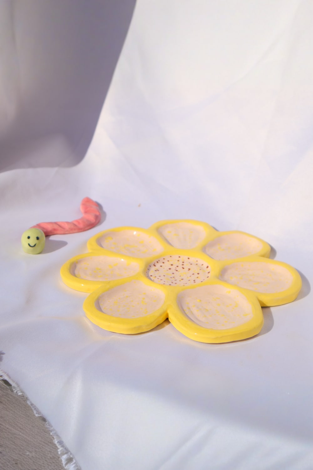 Lily & Loly Ceramics-El Yapımı Seramik Modern Sarı Papatya Resim Paleti Ve Tatlı Pembe Tırtıl Fırçalık 2'li Set-Resim-4-Milagron.com