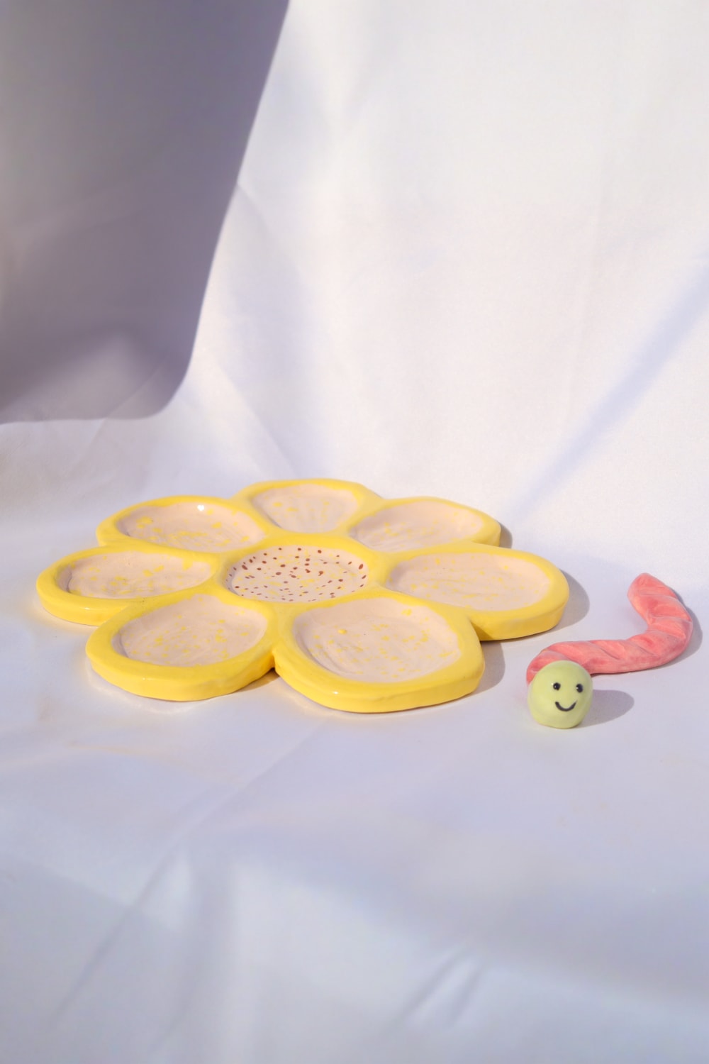 Lily & Loly Ceramics-El Yapımı Seramik Modern Sarı Papatya Resim Paleti Ve Tatlı Pembe Tırtıl Fırçalık 2'li Set-Resim-5-Milagron.com