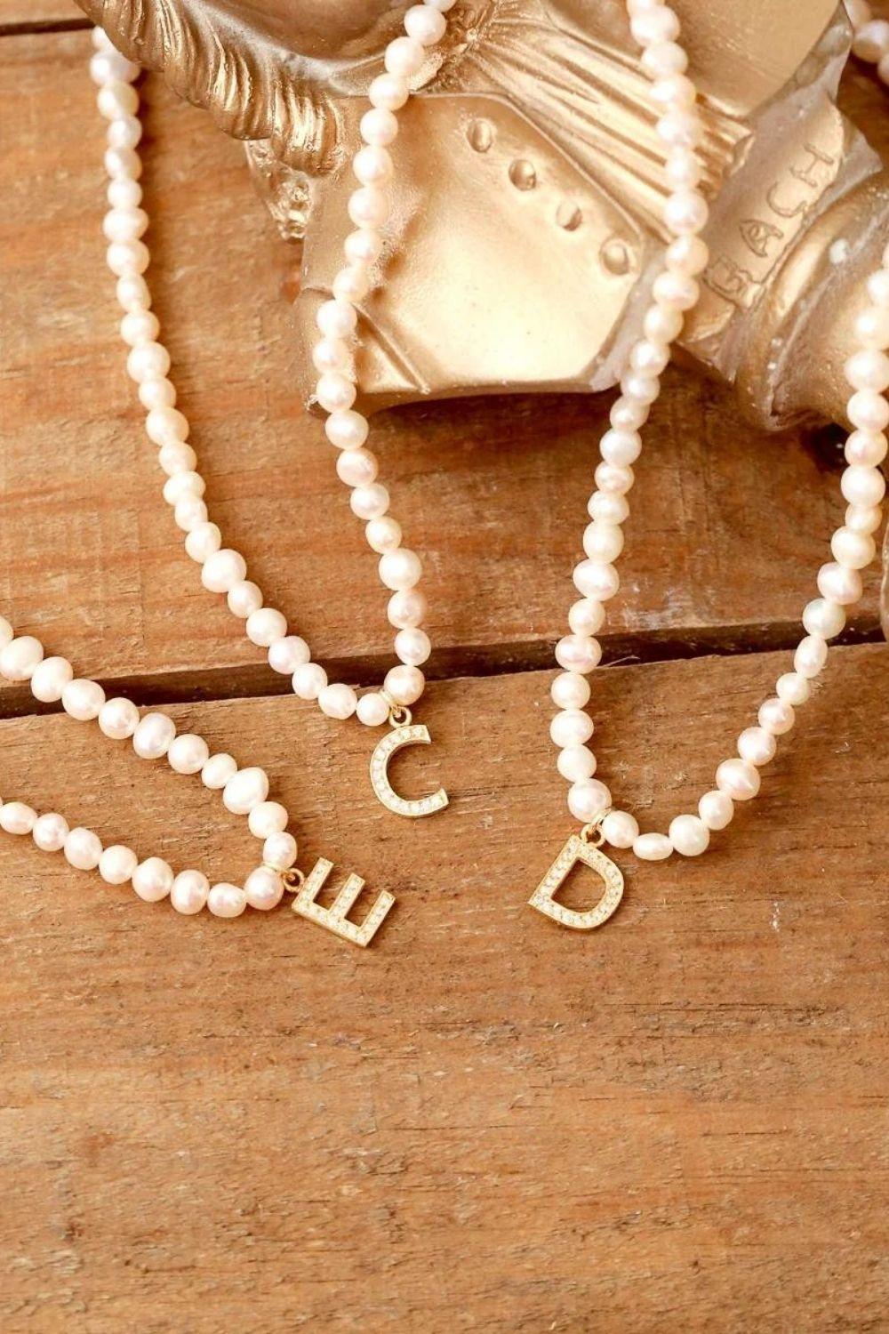 Linya Jewellery-Mono E Harfli İnci Kolye-Kolye-4-Milagron.com